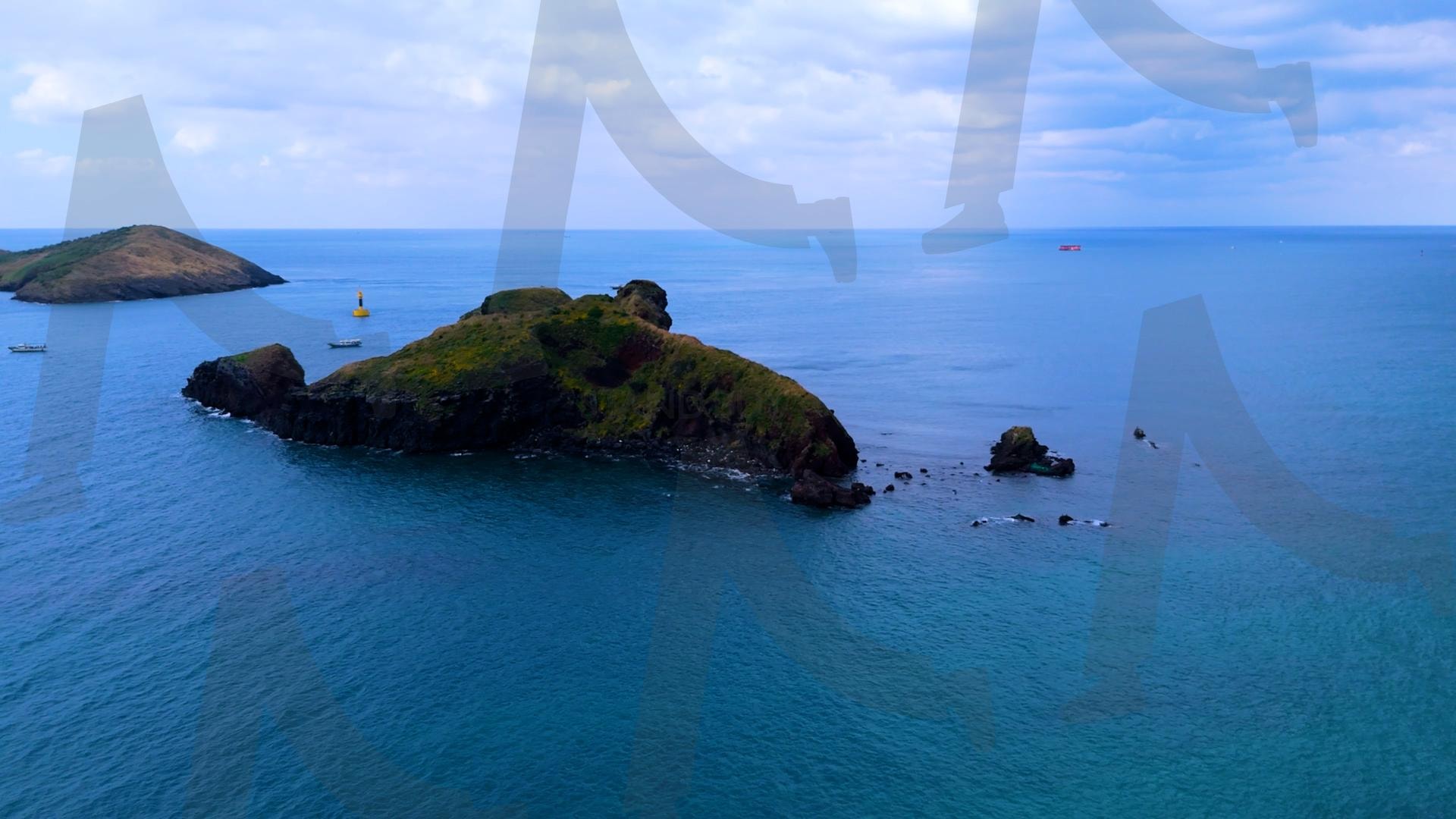 제주도와 차귀도 사이에 있는 와도의 아름다운 바다 풍경을 드론으로 촬영한 영상.겨울 오후 에메랄드빛으로 초록색 힐링되는 잔잔한 파도가 보이는 대자연의 모습 | 제주도, 여행, 힐링, 감성, 차귀도, 풍경, 배경, 와도, 겨울 | 스탠바이 STANDBUY 디지털 콘텐츠