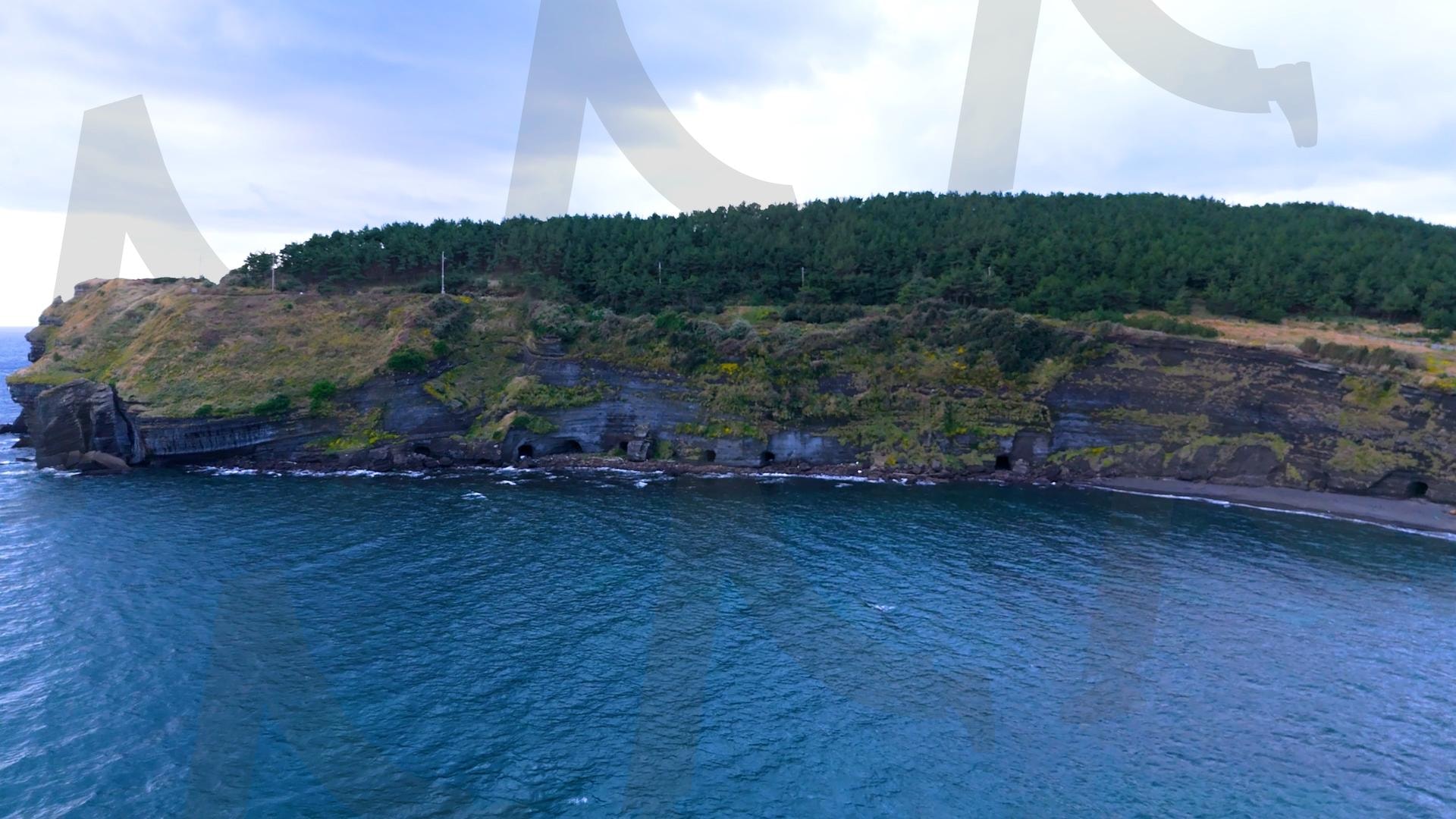 제주도 안덕면 사계리 송악산의 아름다운 바다 풍경을 드론으로 촬영한 영상.겨울 해질녘 초록색 힐링되는 파도가 넘실거리는 대자연의 모습. 해안도로를 따라 산책하는 풍경 | 제주도, 여행, 힐링, 감성, 송악산, 풍경, 배경, 초록, 겨울 | 스탠바이 STANDBUY 디지털 콘텐츠