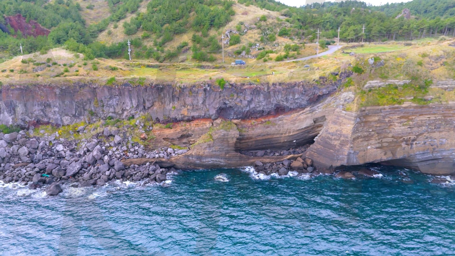 제주도 안덕면 사계리 송악산의 아름다운 바다 풍경을 드론으로 촬영한 영상.겨울 해질녘 초록색 힐링되는 파도가 넘실거리는 대자연의 모습. 해안도로를 따라 산책하는 풍경 | 제주도, 여행, 힐링, 감성, 송악산, 풍경, 배경, 초록, 겨울 | 스탠바이 STANDBUY 디지털 콘텐츠