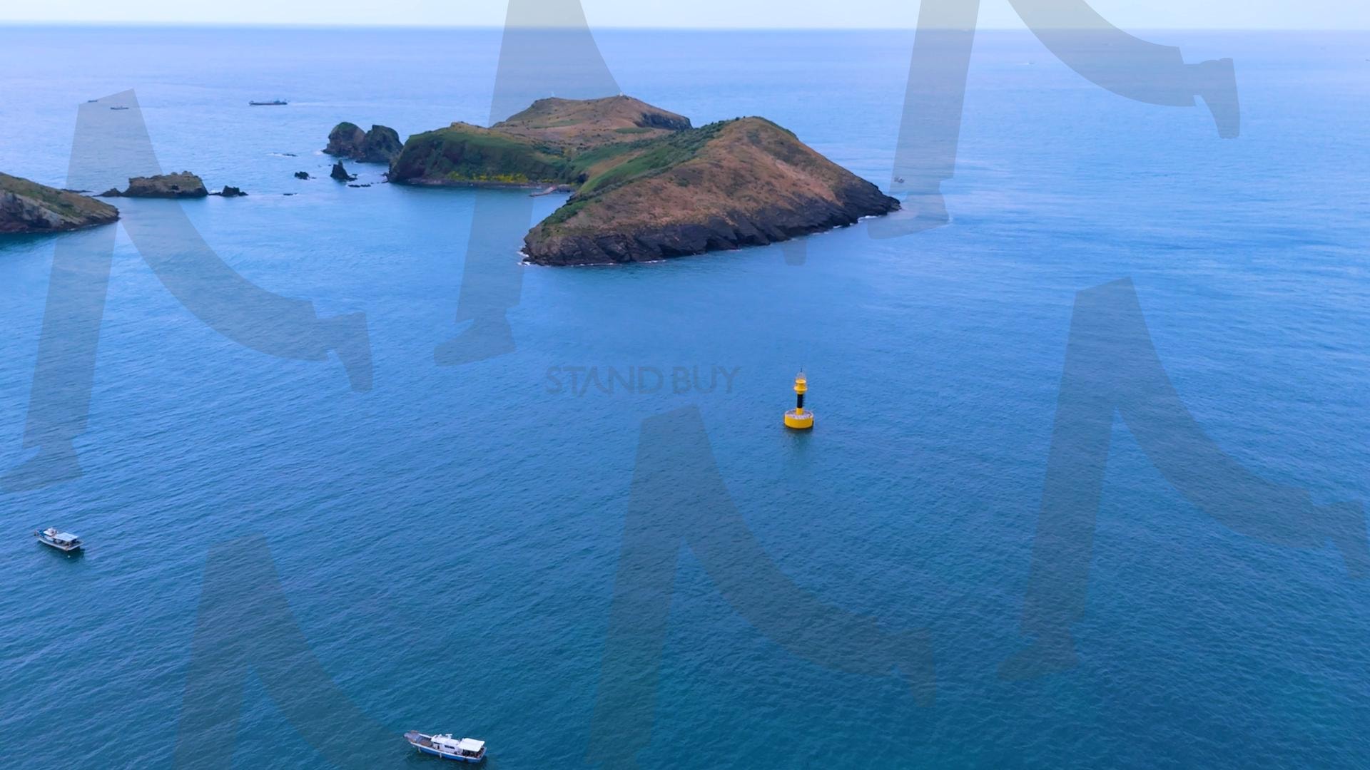 제주도와 차귀도 사이에 있는 와도의 아름다운 바다 풍경을 드론으로 촬영한 영상.겨울 오후 에메랄드빛으로 초록색 힐링되는 잔잔한 파도가 보이는 대자연의 모습 | 제주도, 여행, 힐링, 감성, 차귀도, 풍경, 배경, 와도, 겨울 | 스탠바이 STANDBUY 디지털 콘텐츠