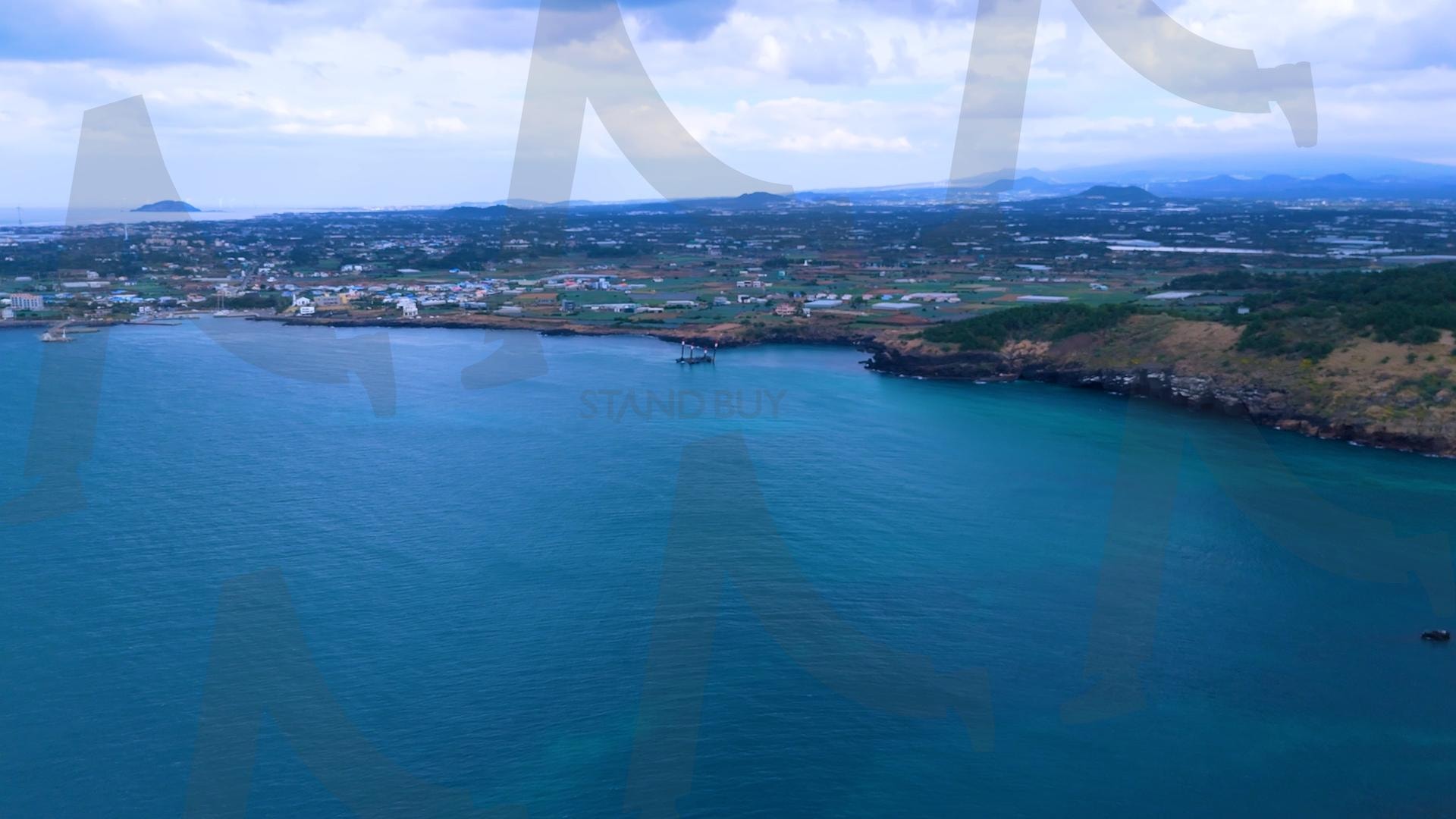 제주도와 차귀도 사이에 있는 와도의 아름다운 바다 풍경을 드론으로 촬영한 영상.겨울 오후 에메랄드빛으로 초록색 힐링되는 잔잔한 파도가 보이는 대자연의 모습 | 제주도, 여행, 힐링, 감성, 차귀도, 풍경, 배경, 와도, 겨울 | 스탠바이 STANDBUY 디지털 콘텐츠