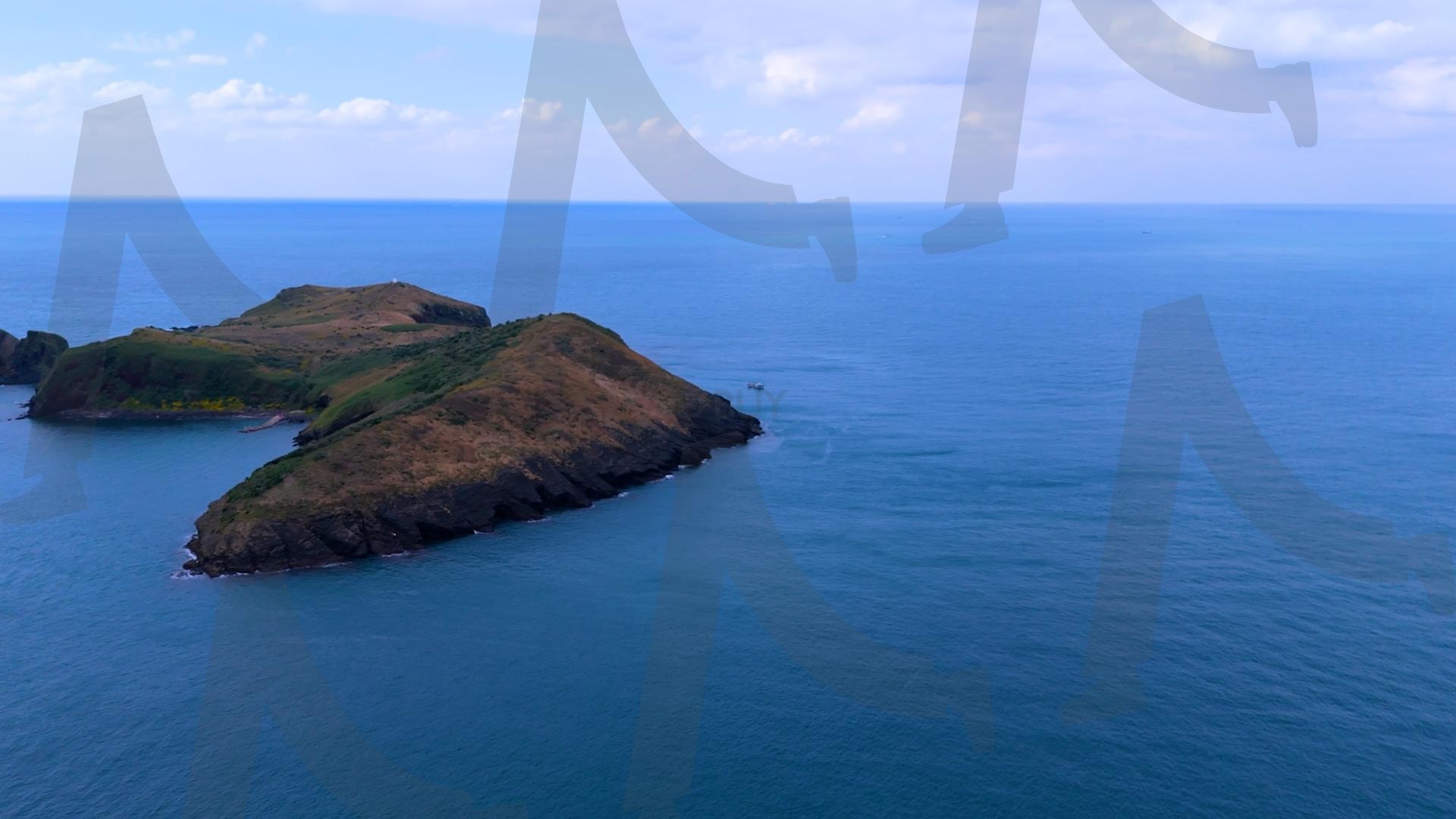 제주도와 차귀도 사이에 있는 와도의 아름다운 바다 풍경을 드론으로 촬영한 영상.겨울 오후 에메랄드빛으로 초록색 힐링되는 잔잔한 파도가 보이는 대자연의 모습 | 제주도, 여행, 힐링, 감성, 차귀도, 풍경, 배경, 와도, 겨울 | 스탠바이 STANDBUY 디지털 콘텐츠