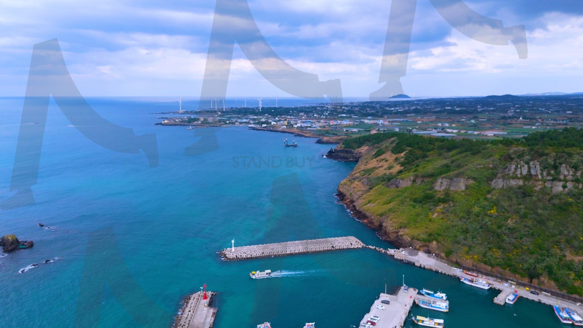 제주도와 차귀도 사이에 있는 와도의 아름다운 바다 풍경을 드론으로 촬영한 영상.겨울 오후 에메랄드빛으로 초록색 힐링되는 잔잔한 파도가 보이는 대자연의 모습 | 제주도, 여행, 힐링, 감성, 차귀도, 풍경, 배경, 와도, 겨울 | 스탠바이 STANDBUY 디지털 콘텐츠