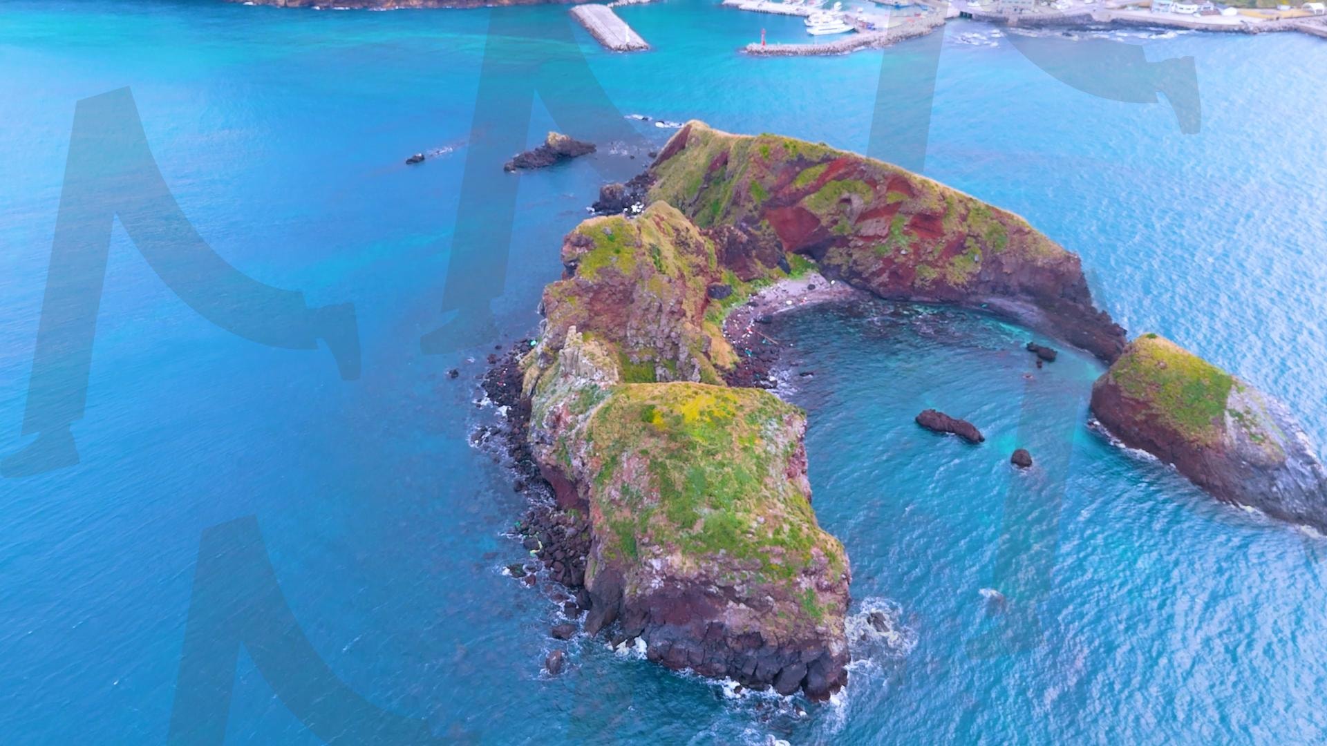 제주도와 차귀도 사이에 있는 와도의 아름다운 바다 풍경을 드론으로 촬영한 영상.겨울 오후 에메랄드빛으로 초록색 힐링되는 잔잔한 파도가 보이는 대자연의 모습 | 제주도, 여행, 힐링, 감성, 차귀도, 풍경, 배경, 와도, 겨울 | 스탠바이 STANDBUY 디지털 콘텐츠