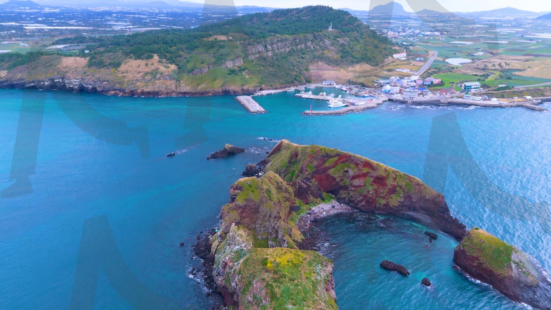 제주도와 차귀도 사이에 있는 와도의 아름다운 바다 풍경을 드론으로 촬영한 영상.겨울 오후 에메랄드빛으로 초록색 힐링되는 잔잔한 파도가 보이는 대자연의 모습 | 제주도, 여행, 힐링, 감성, 차귀도, 풍경, 배경, 와도, 겨울 | 스탠바이 STANDBUY 디지털 콘텐츠