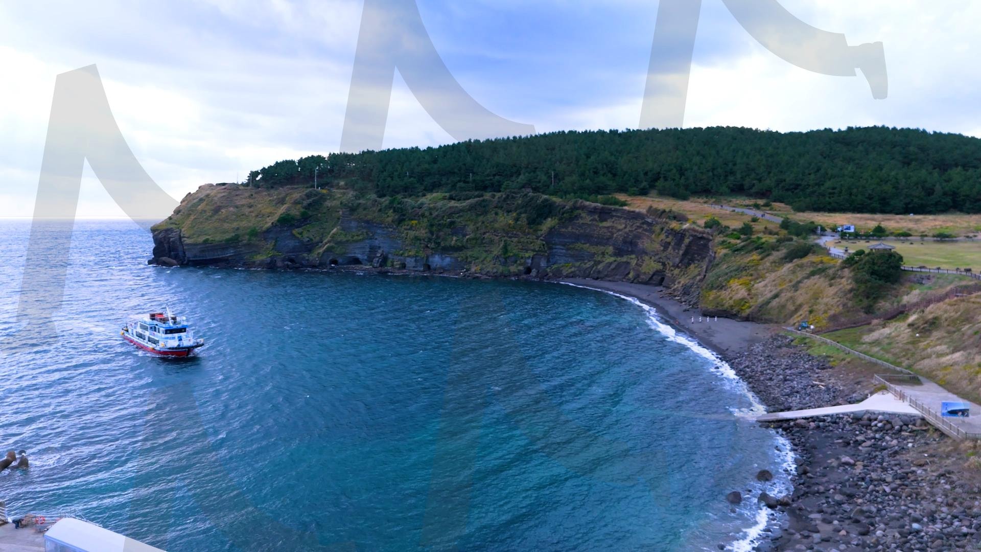 제주도 안덕면 사계리 송악산의 아름다운 바다 풍경을 드론으로 촬영한 영상.겨울 해질녘 초록색 힐링되는 파도가 넘실거리는 대자연의 모습. 해안도로를 따라 산책하는 풍경 | 제주도, 여행, 힐링, 감성, 송악산, 풍경, 배경, 초록, 겨울 | 스탠바이 STANDBUY 디지털 콘텐츠