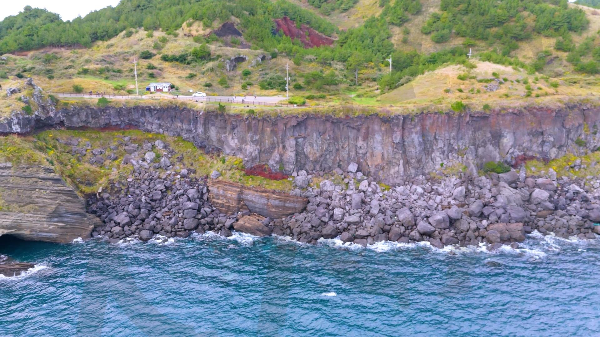 제주도 안덕면 사계리 송악산의 아름다운 바다 풍경을 드론으로 촬영한 영상.겨울 해질녘 초록색 힐링되는 파도가 넘실거리는 대자연의 모습. 해안도로를 따라 산책하는 풍경 | 제주도, 여행, 힐링, 감성, 송악산, 풍경, 배경, 초록, 겨울 | 스탠바이 STANDBUY 디지털 콘텐츠
