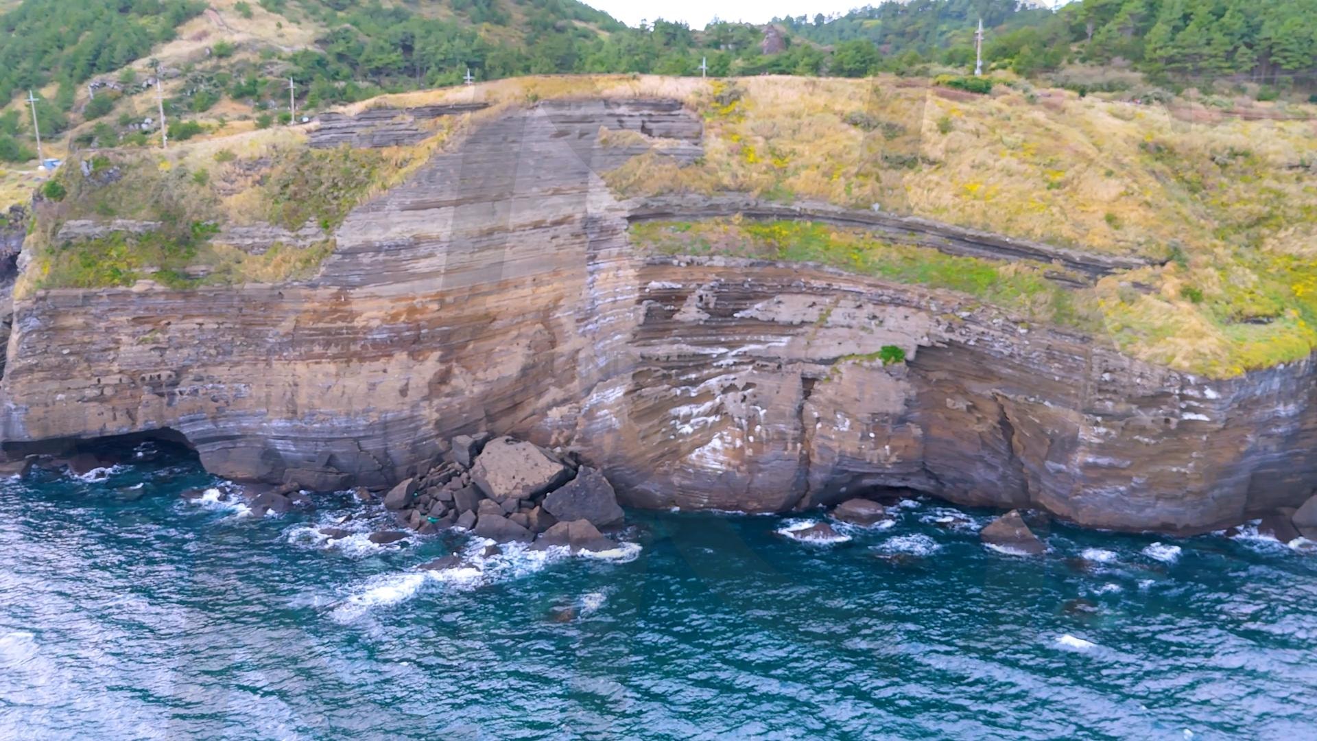 제주도 안덕면 사계리 송악산의 아름다운 바다 풍경을 드론으로 촬영한 영상.겨울 해질녘 초록색 힐링되는 파도가 넘실거리는 대자연의 모습. 해안도로를 따라 산책하는 풍경 | 제주도, 여행, 힐링, 감성, 송악산, 풍경, 배경, 초록, 겨울 | 스탠바이 STANDBUY 디지털 콘텐츠