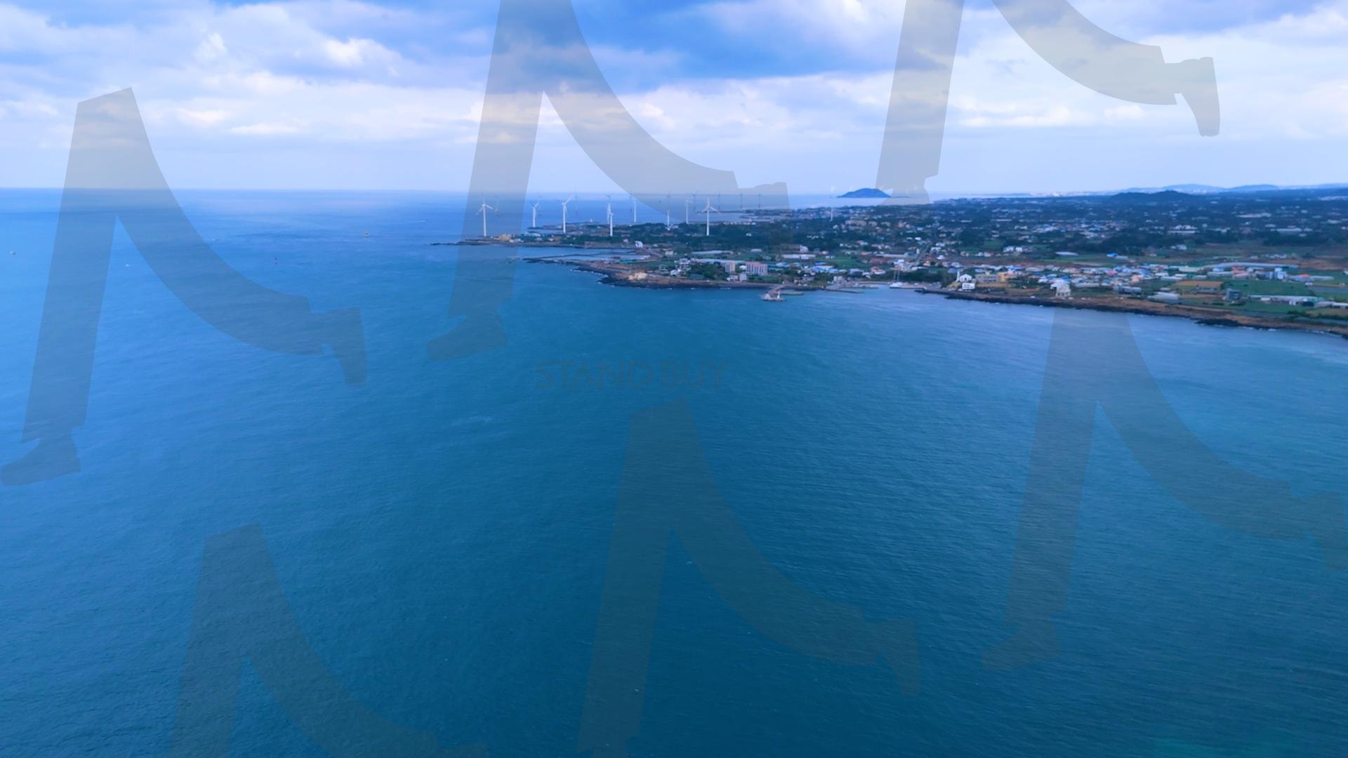 제주도와 차귀도 사이에 있는 와도의 아름다운 바다 풍경을 드론으로 촬영한 영상.겨울 오후 에메랄드빛으로 초록색 힐링되는 잔잔한 파도가 보이는 대자연의 모습 | 제주도, 여행, 힐링, 감성, 차귀도, 풍경, 배경, 와도, 겨울 | 스탠바이 STANDBUY 디지털 콘텐츠