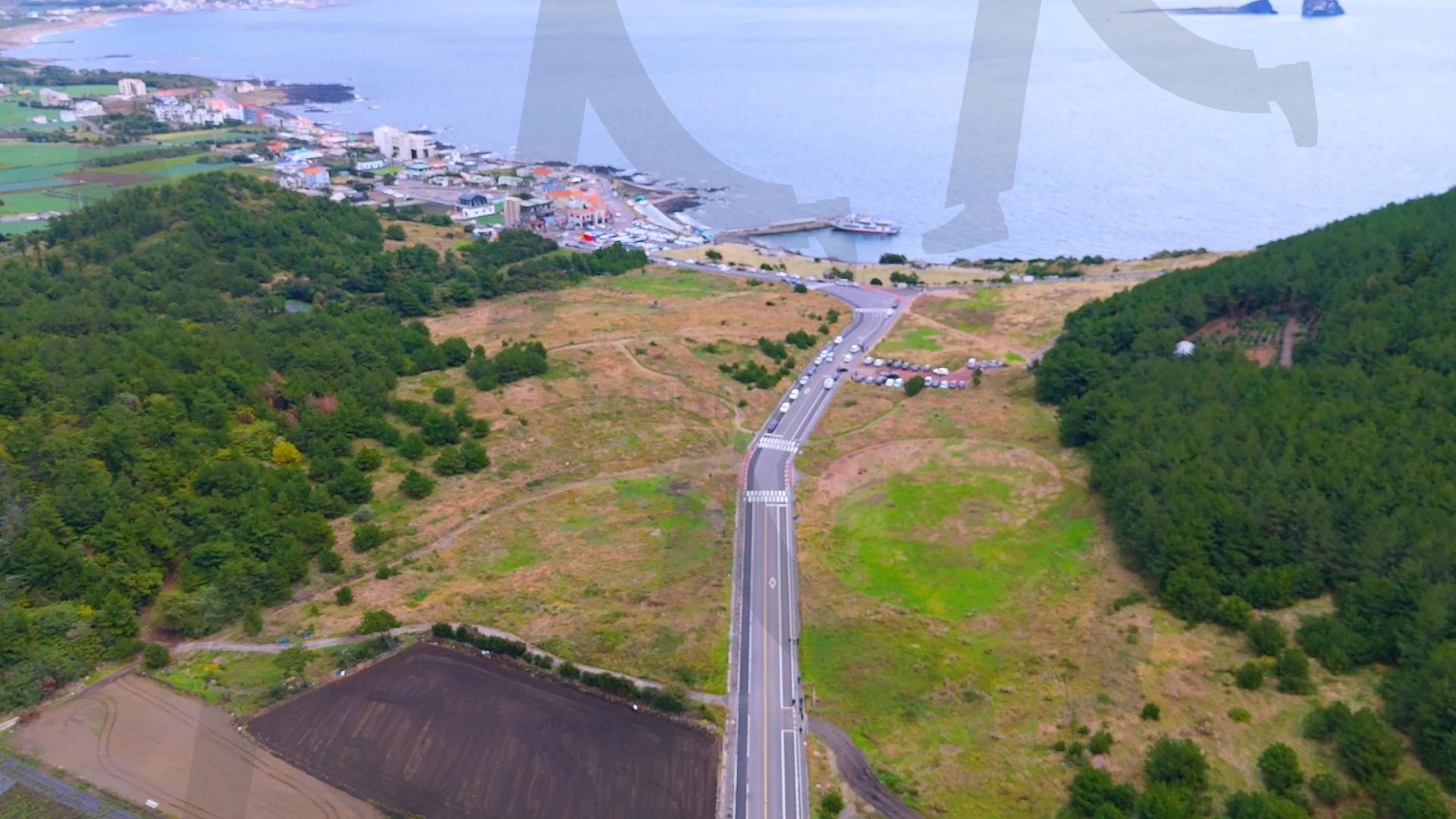 제주도 안덕면 사계리 송악산의 아름다운 바다 풍경을 드론으로 촬영한 영상.겨울 해질녘 초록색 힐링되는 파도가 넘실거리는 대자연의 모습. 해안도로를 따라 산책하는 풍경 | 제주도, 여행, 힐링, 감성, 송악산, 풍경, 배경, 초록, 겨울 | 스탠바이 STANDBUY 디지털 콘텐츠