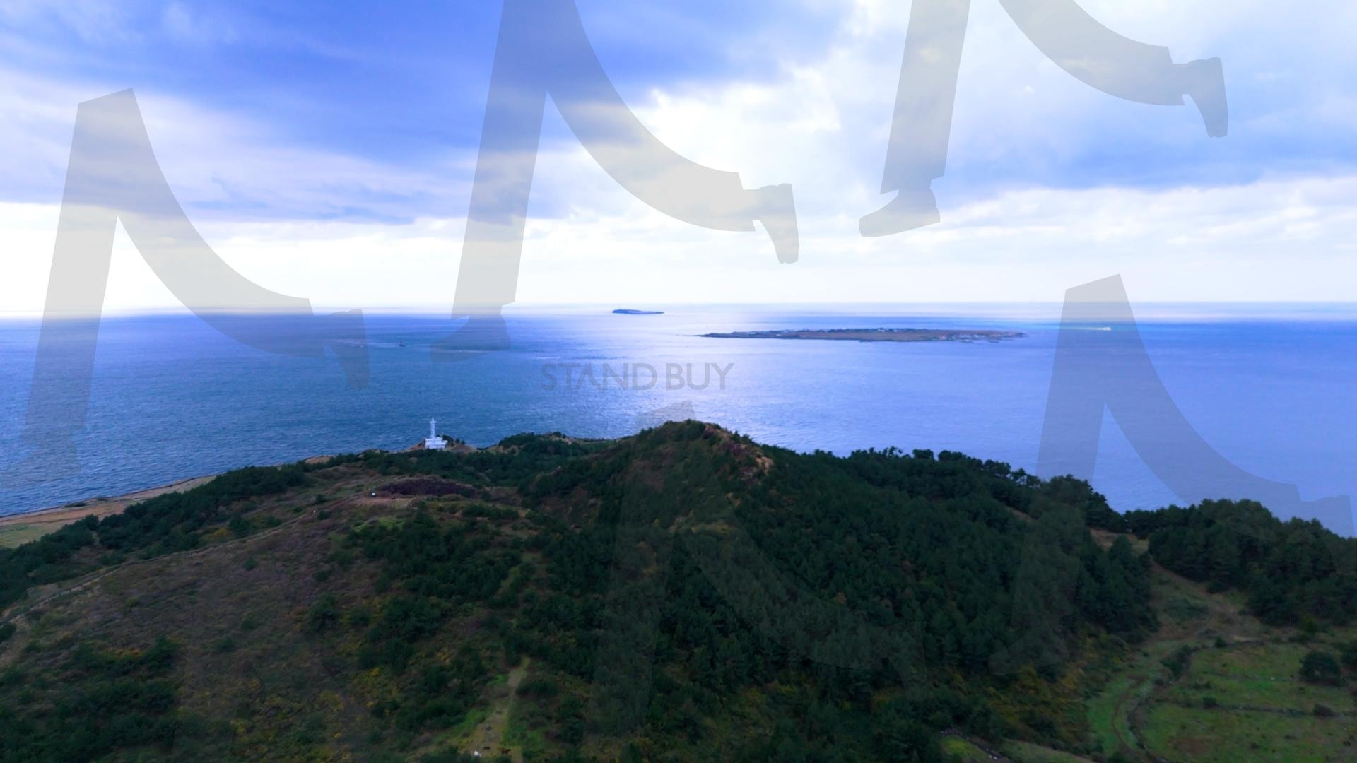 제주도 안덕면 사계리 송악산의 아름다운 바다 풍경을 드론으로 촬영한 영상.겨울 해질녘 초록색 힐링되는 파도가 넘실거리는 대자연의 모습. 해안도로를 따라 산책하는 풍경 | 제주도, 여행, 힐링, 감성, 송악산, 풍경, 배경, 초록, 겨울 | 스탠바이 STANDBUY 디지털 콘텐츠