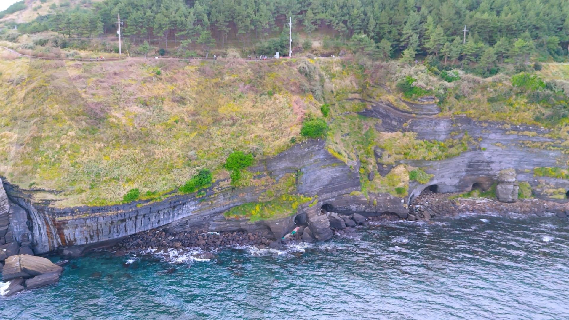 제주도 안덕면 사계리 송악산의 아름다운 바다 풍경을 드론으로 촬영한 영상.겨울 해질녘 초록색 힐링되는 파도가 넘실거리는 대자연의 모습. 해안도로를 따라 산책하는 풍경 | 제주도, 여행, 힐링, 감성, 송악산, 풍경, 배경, 초록, 겨울 | 스탠바이 STANDBUY 디지털 콘텐츠