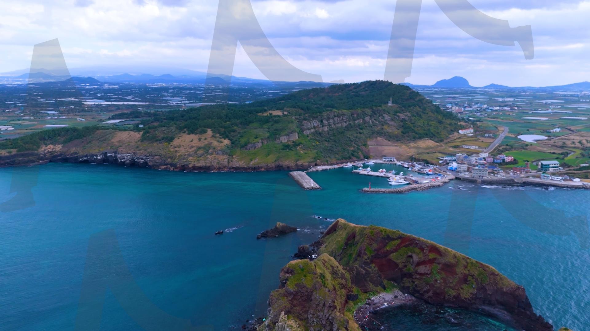 제주도와 차귀도 사이에 있는 와도의 아름다운 바다 풍경을 드론으로 촬영한 영상.겨울 오후 에메랄드빛으로 초록색 힐링되는 잔잔한 파도가 보이는 대자연의 모습 | 제주도, 여행, 힐링, 감성, 차귀도, 풍경, 배경, 와도, 겨울 | 스탠바이 STANDBUY 디지털 콘텐츠