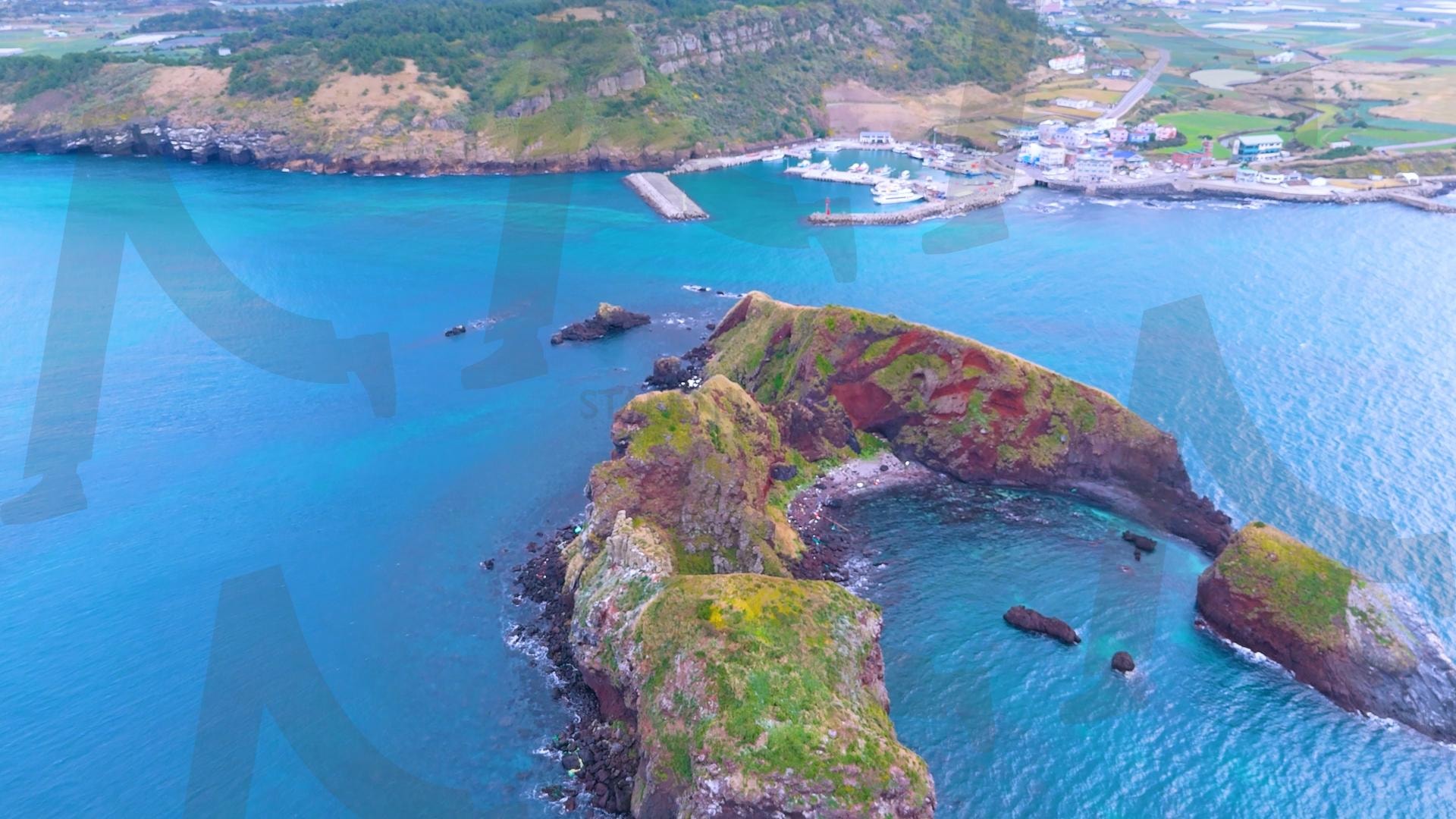 제주도와 차귀도 사이에 있는 와도의 아름다운 바다 풍경을 드론으로 촬영한 영상.겨울 오후 에메랄드빛으로 초록색 힐링되는 잔잔한 파도가 보이는 대자연의 모습 | 제주도, 여행, 힐링, 감성, 차귀도, 풍경, 배경, 와도, 겨울 | 스탠바이 STANDBUY 디지털 콘텐츠