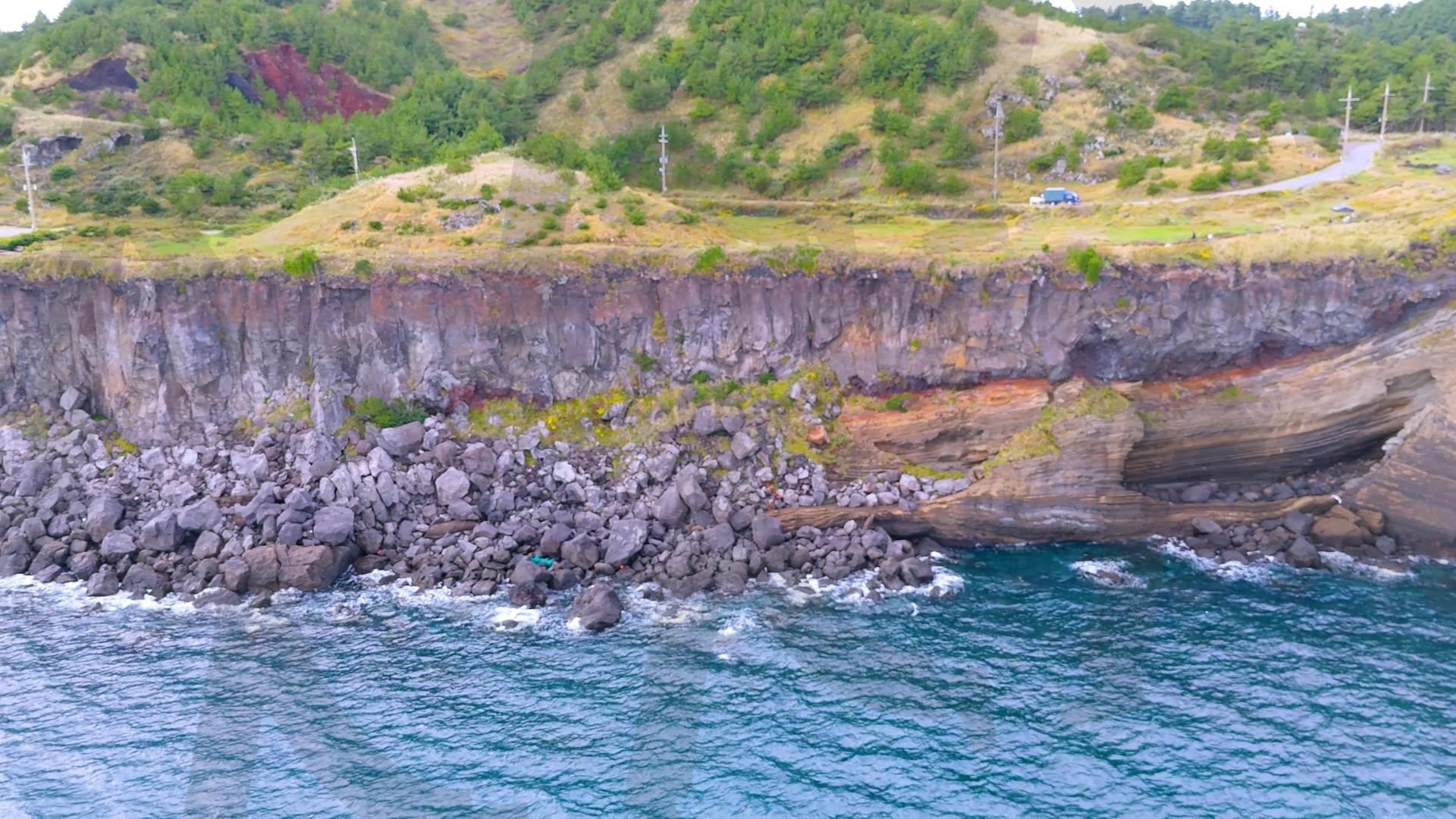 제주도 안덕면 사계리 송악산의 아름다운 바다 풍경을 드론으로 촬영한 영상.겨울 해질녘 초록색 힐링되는 파도가 넘실거리는 대자연의 모습. 해안도로를 따라 산책하는 풍경 | 제주도, 여행, 힐링, 감성, 송악산, 풍경, 배경, 초록, 겨울 | 스탠바이 STANDBUY 디지털 콘텐츠