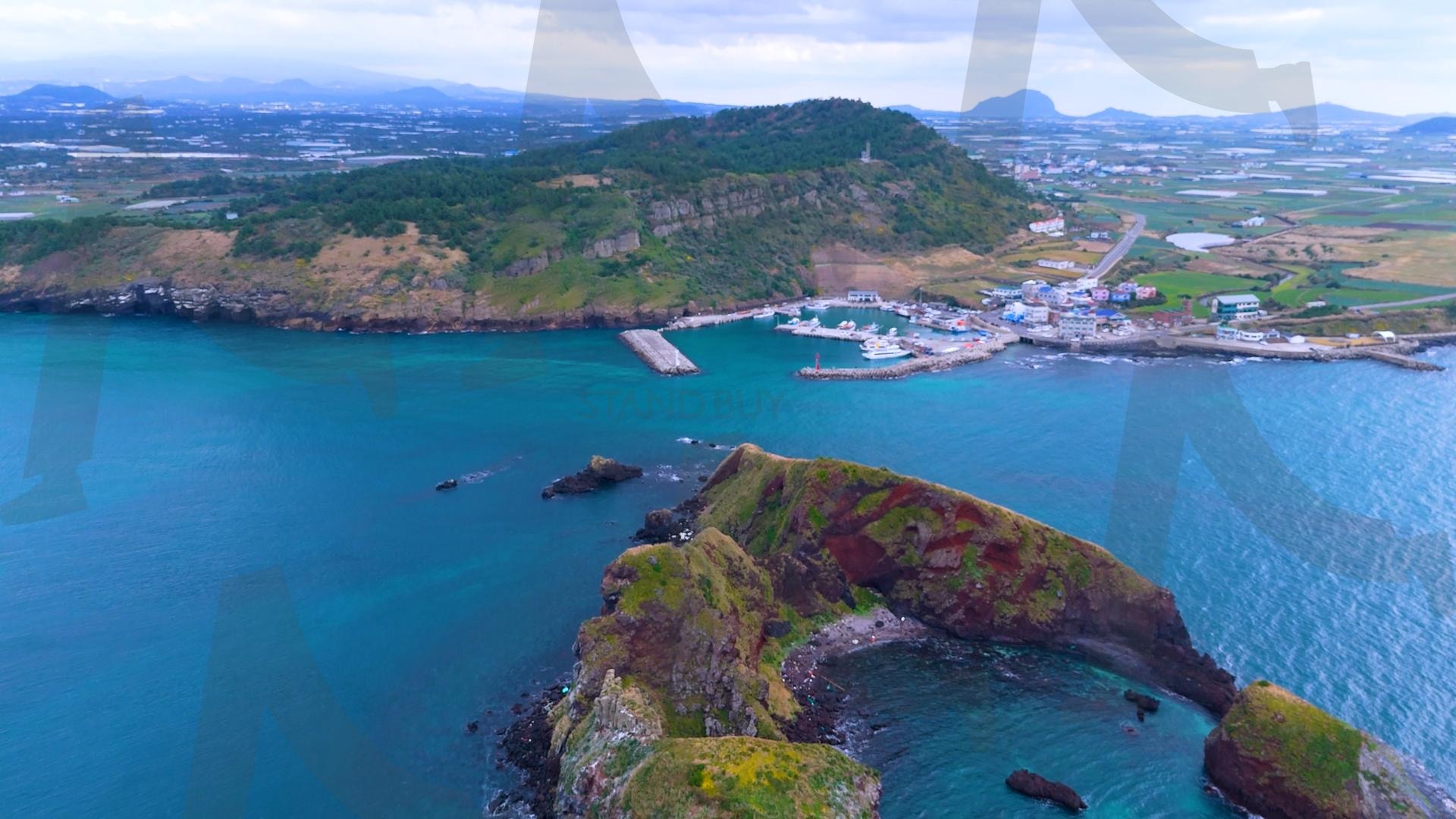 제주도와 차귀도 사이에 있는 와도의 아름다운 바다 풍경을 드론으로 촬영한 영상.겨울 오후 에메랄드빛으로 초록색 힐링되는 잔잔한 파도가 보이는 대자연의 모습 | 제주도, 여행, 힐링, 감성, 차귀도, 풍경, 배경, 와도, 겨울 | 스탠바이 STANDBUY 디지털 콘텐츠