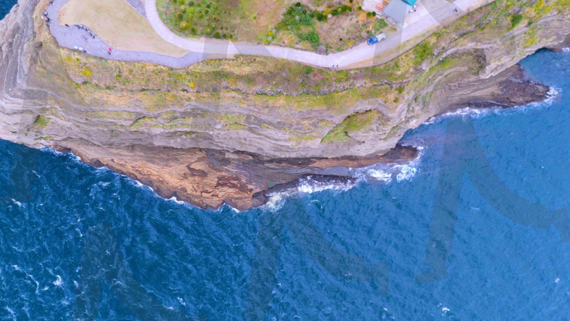 제주도 안덕면 사계리 송악산의 아름다운 바다 풍경을 드론으로 촬영한 영상.겨울 해질녘 초록색 힐링되는 파도가 넘실거리는 대자연의 모습. 해안도로를 따라 산책하는 풍경 | 제주도, 여행, 힐링, 감성, 송악산, 풍경, 배경, 초록, 겨울 | 스탠바이 STANDBUY 디지털 콘텐츠