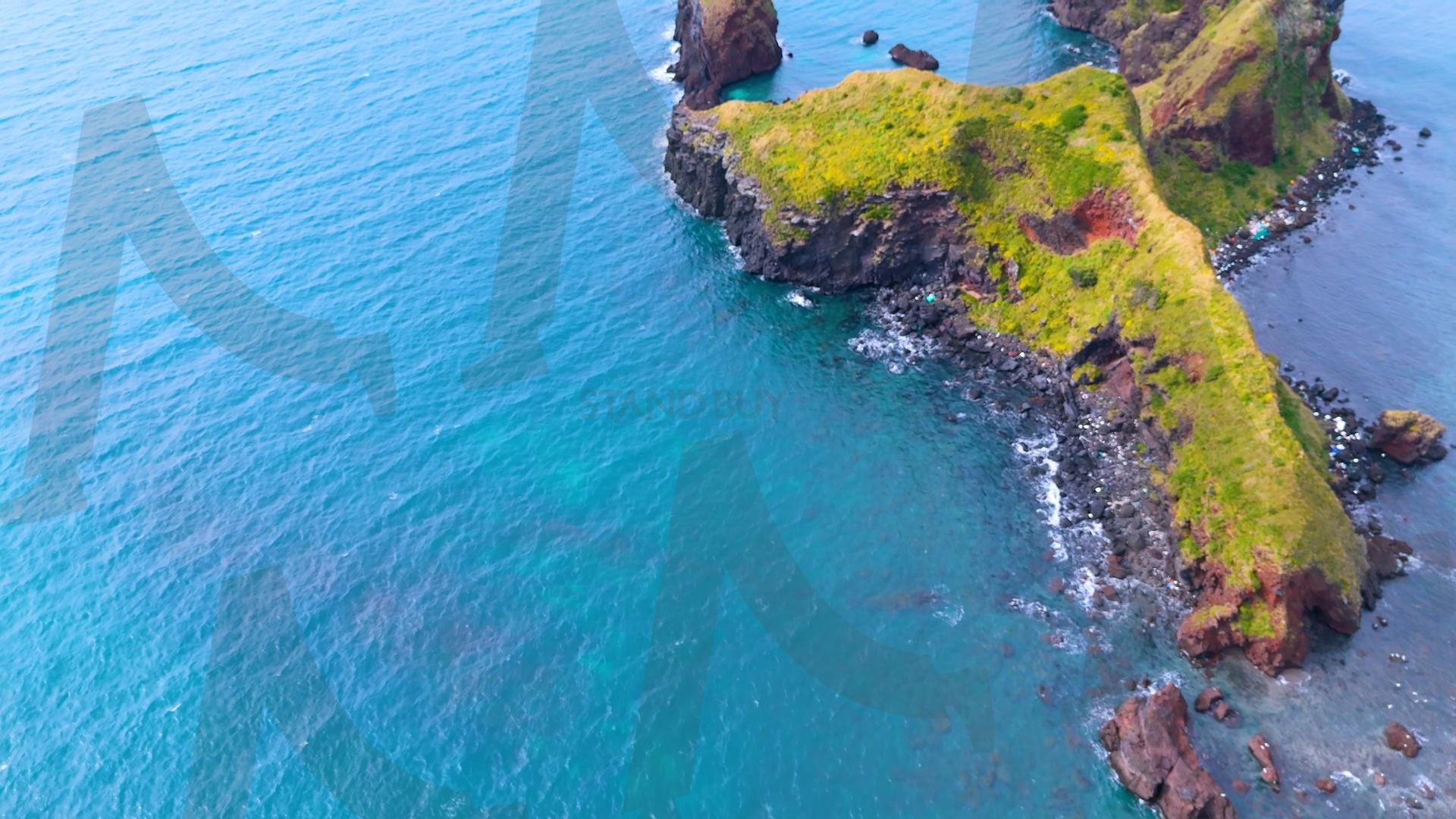 제주도와 차귀도 사이에 있는 와도의 아름다운 바다 풍경을 드론으로 촬영한 영상.겨울 오후 에메랄드빛으로 초록색 힐링되는 잔잔한 파도가 보이는 대자연의 모습 | 제주도, 여행, 힐링, 감성, 차귀도, 풍경, 배경, 와도, 겨울 | 스탠바이 STANDBUY 디지털 콘텐츠