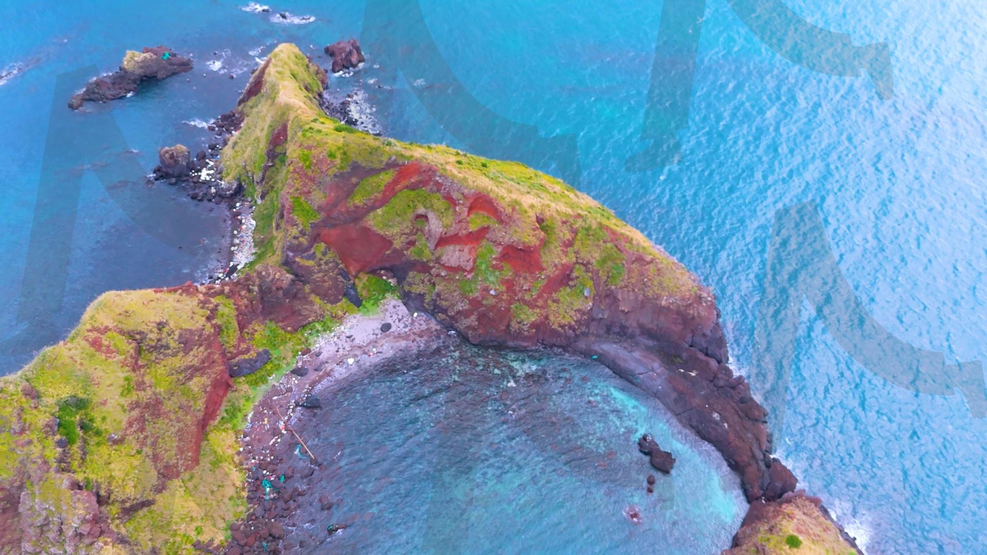 제주도와 차귀도 사이에 있는 와도의 아름다운 바다 풍경을 드론으로 촬영한 영상.겨울 오후 에메랄드빛으로 초록색 힐링되는 잔잔한 파도가 보이는 대자연의 모습 | 제주도, 여행, 힐링, 감성, 차귀도, 풍경, 배경, 와도, 겨울 | 스탠바이 STANDBUY 디지털 콘텐츠