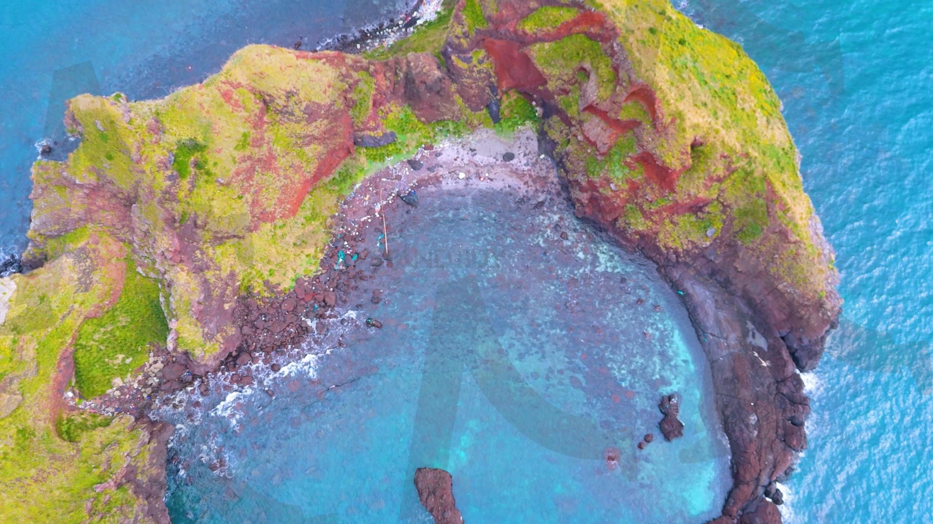 제주도와 차귀도 사이에 있는 와도의 아름다운 바다 풍경을 드론으로 촬영한 영상.겨울 오후 에메랄드빛으로 초록색 힐링되는 잔잔한 파도가 보이는 대자연의 모습 | 제주도, 여행, 힐링, 감성, 차귀도, 풍경, 배경, 와도, 겨울 | 스탠바이 STANDBUY 디지털 콘텐츠