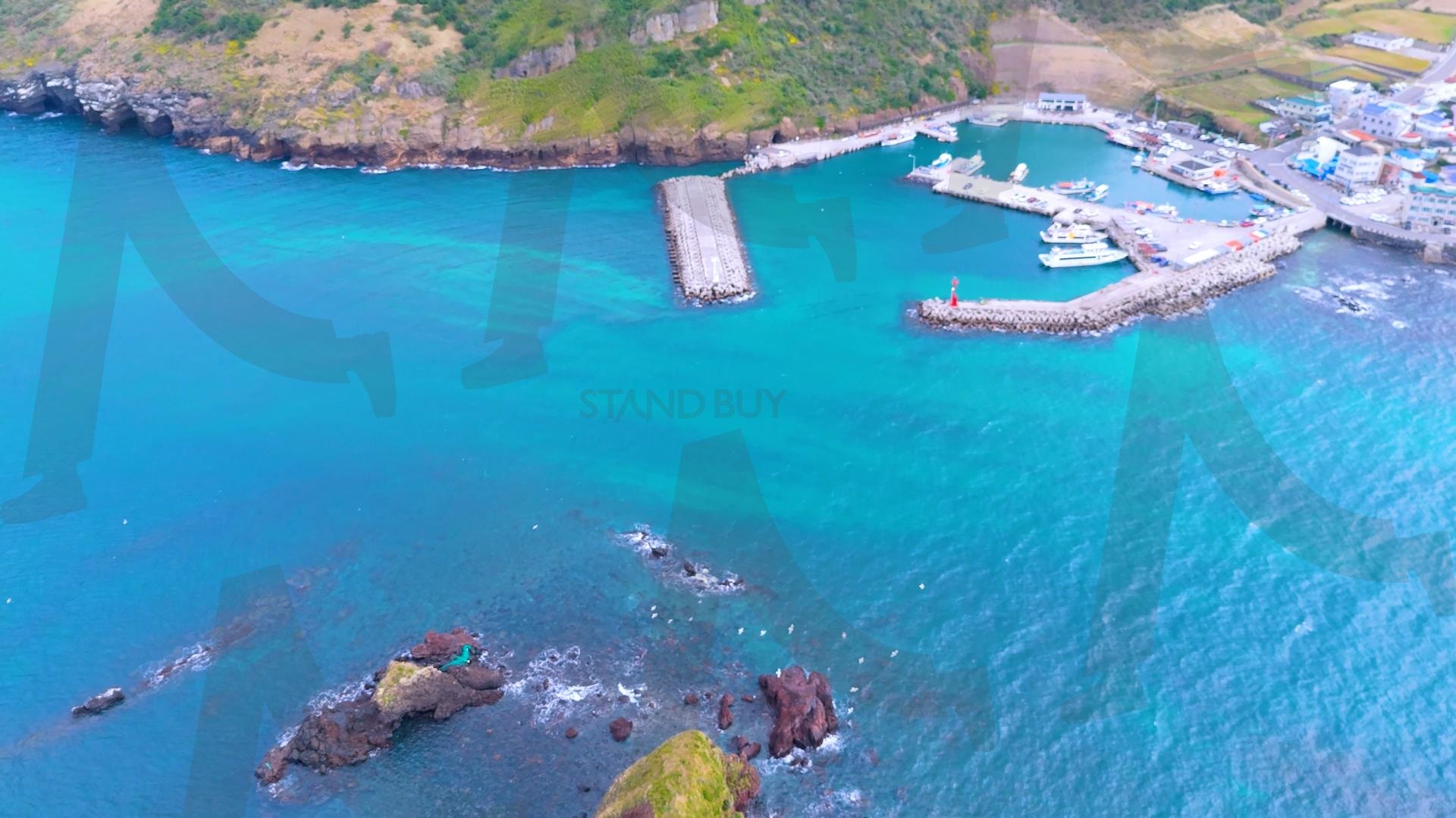 제주도와 차귀도 사이에 있는 와도의 아름다운 바다 풍경을 드론으로 촬영한 영상.겨울 오후 에메랄드빛으로 초록색 힐링되는 잔잔한 파도가 보이는 대자연의 모습 | 제주도, 여행, 힐링, 감성, 차귀도, 풍경, 배경, 와도, 겨울 | 스탠바이 STANDBUY 디지털 콘텐츠