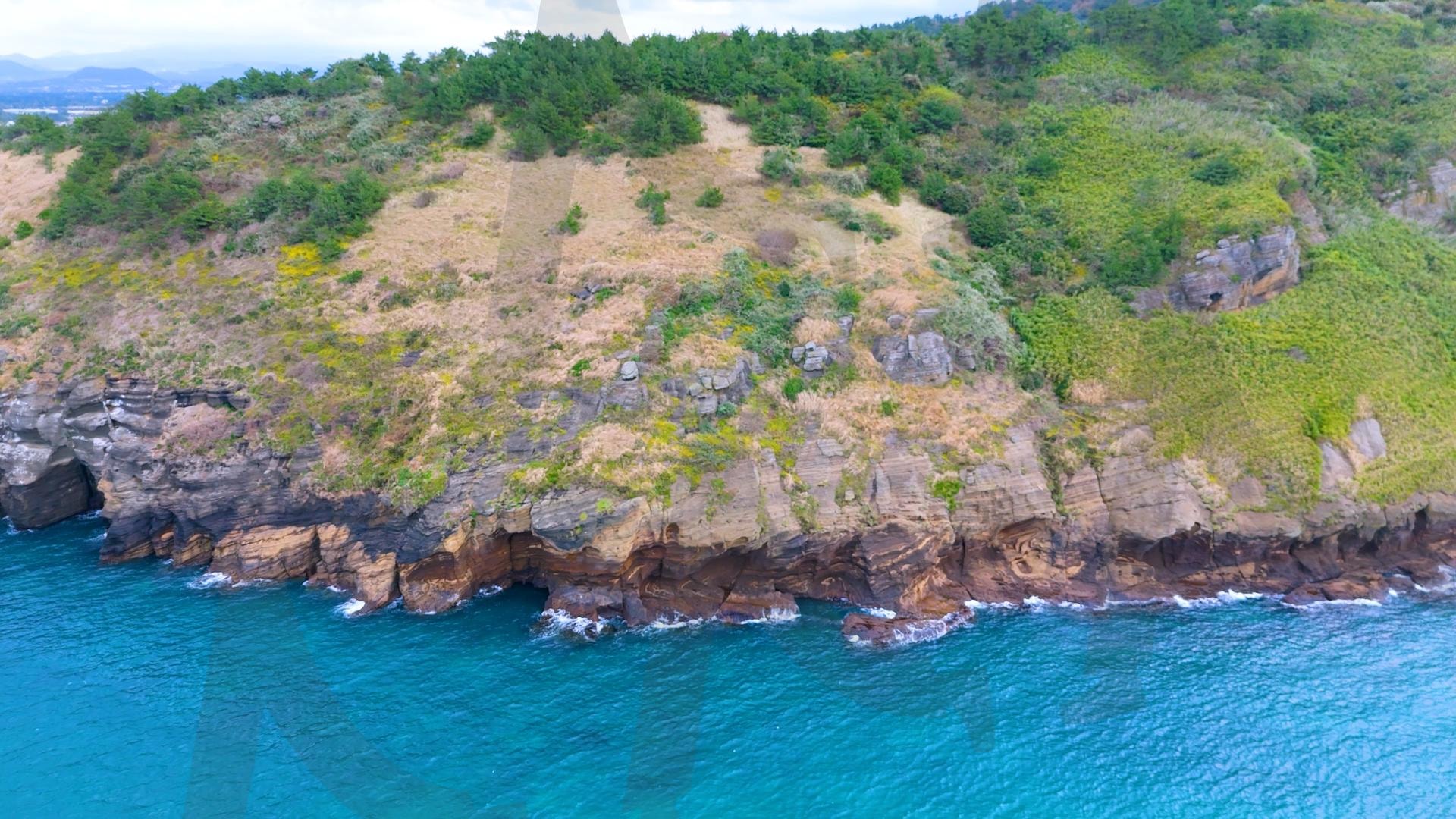제주도와 차귀도 사이에 있는 와도의 아름다운 바다 풍경을 드론으로 촬영한 영상.겨울 오후 에메랄드빛으로 초록색 힐링되는 잔잔한 파도가 보이는 대자연의 모습 | 제주도, 여행, 힐링, 감성, 차귀도, 풍경, 배경, 와도, 겨울 | 스탠바이 STANDBUY 디지털 콘텐츠