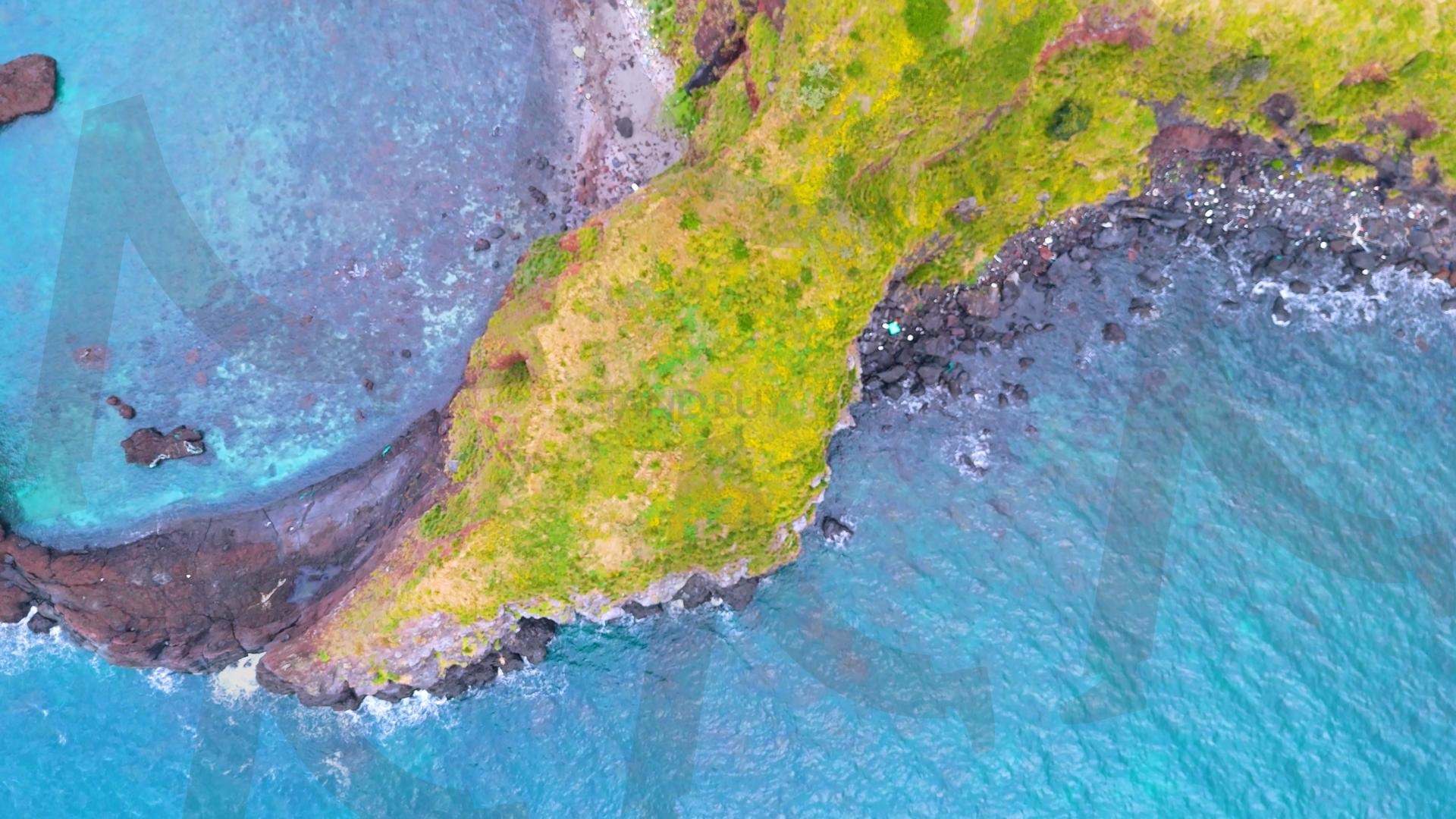 제주도와 차귀도 사이에 있는 와도의 아름다운 바다 풍경을 드론으로 촬영한 영상.겨울 오후 에메랄드빛으로 초록색 힐링되는 잔잔한 파도가 보이는 대자연의 모습 | 제주도, 여행, 힐링, 감성, 차귀도, 풍경, 배경, 와도, 겨울 | 스탠바이 STANDBUY 디지털 콘텐츠