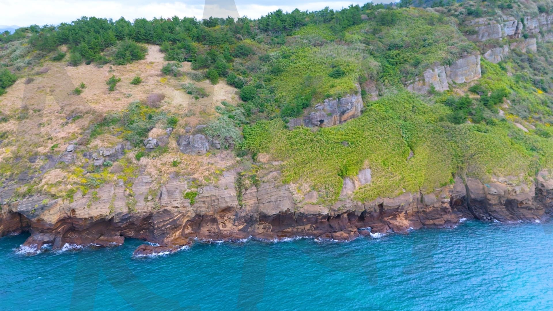 제주도와 차귀도 사이에 있는 와도의 아름다운 바다 풍경을 드론으로 촬영한 영상.겨울 오후 에메랄드빛으로 초록색 힐링되는 잔잔한 파도가 보이는 대자연의 모습 | 제주도, 여행, 힐링, 감성, 차귀도, 풍경, 배경, 와도, 겨울 | 스탠바이 STANDBUY 디지털 콘텐츠