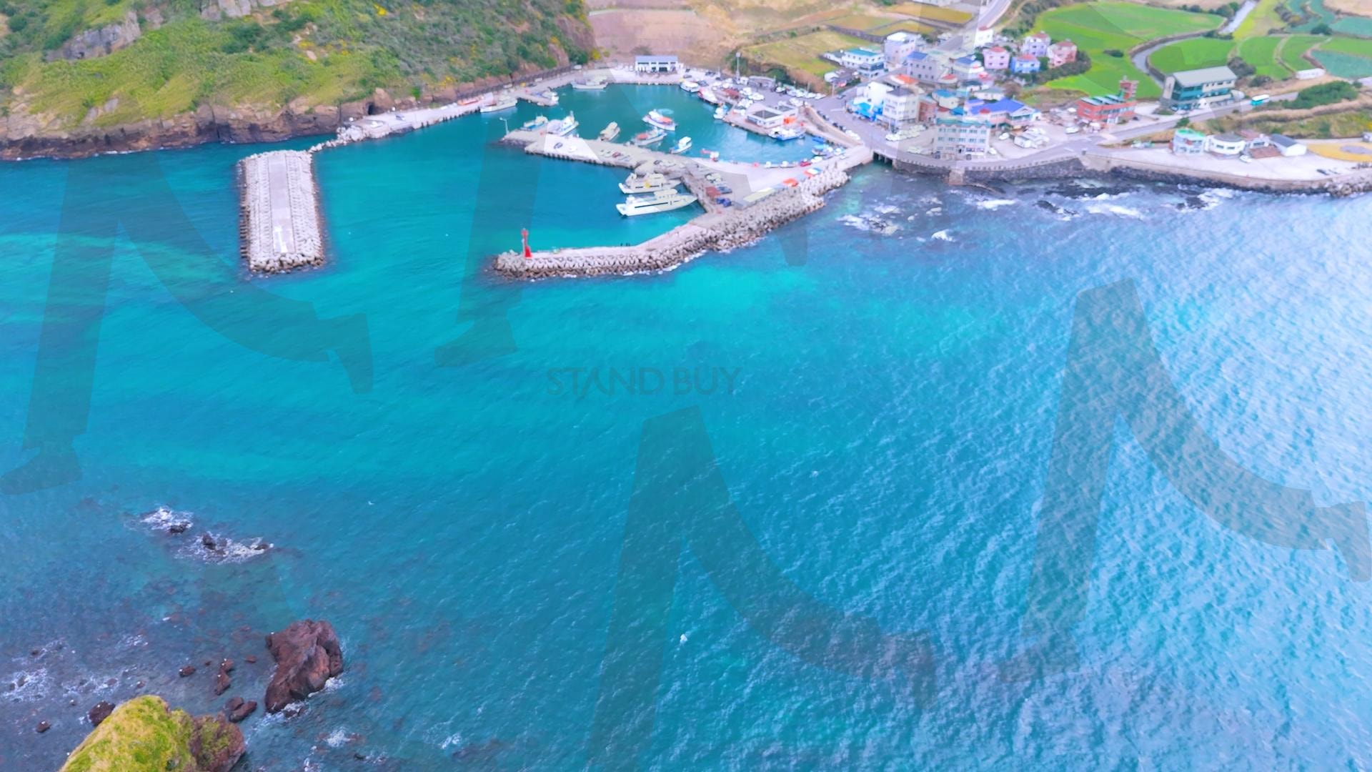 제주도와 차귀도 사이에 있는 와도의 아름다운 바다 풍경을 드론으로 촬영한 영상.겨울 오후 에메랄드빛으로 초록색 힐링되는 잔잔한 파도가 보이는 대자연의 모습 | 제주도, 여행, 힐링, 감성, 차귀도, 풍경, 배경, 와도, 겨울 | 스탠바이 STANDBUY 디지털 콘텐츠