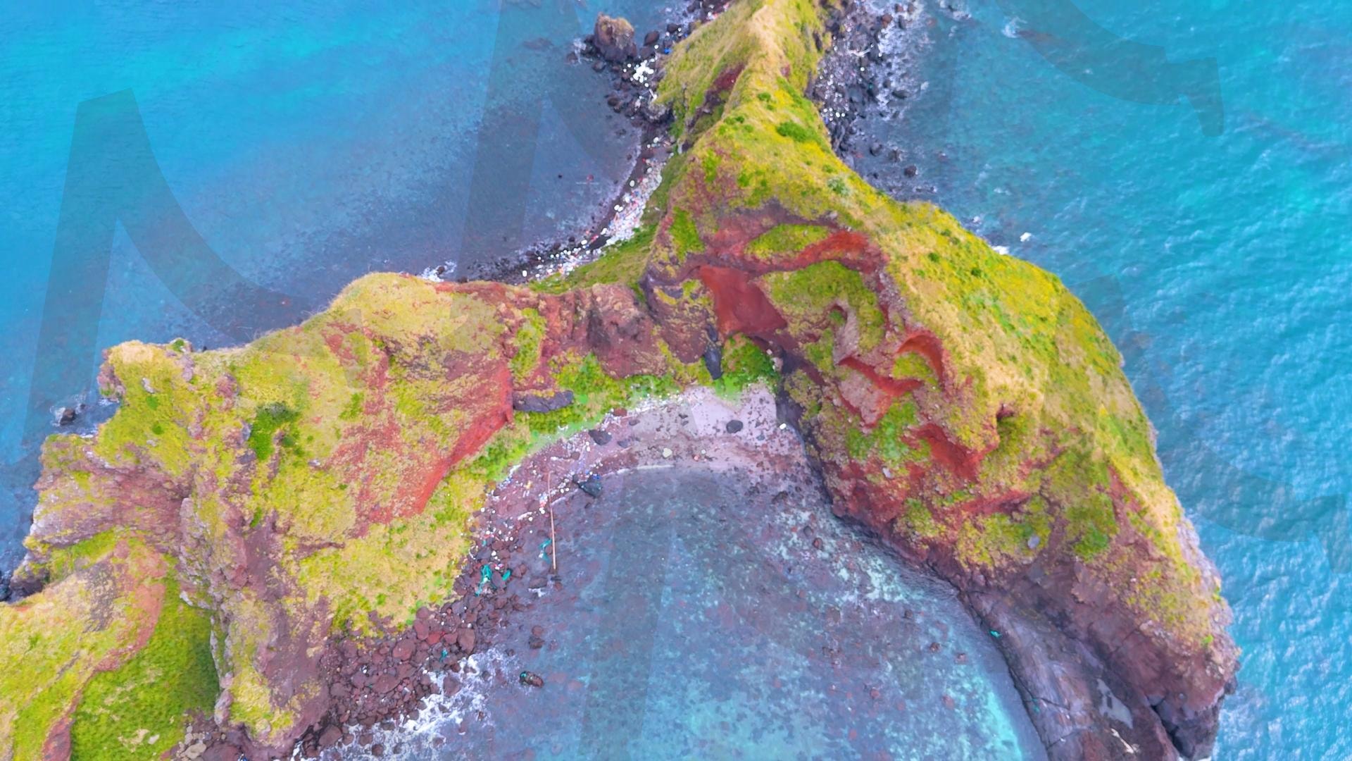 제주도와 차귀도 사이에 있는 와도의 아름다운 바다 풍경을 드론으로 촬영한 영상.겨울 오후 에메랄드빛으로 초록색 힐링되는 잔잔한 파도가 보이는 대자연의 모습 | 제주도, 여행, 힐링, 감성, 차귀도, 풍경, 배경, 와도, 겨울 | 스탠바이 STANDBUY 디지털 콘텐츠