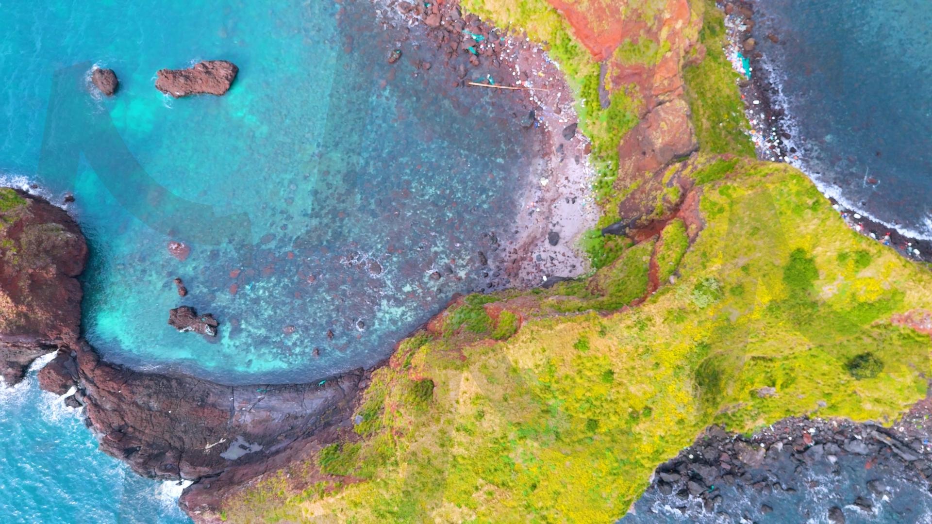 제주도와 차귀도 사이에 있는 와도의 아름다운 바다 풍경을 드론으로 촬영한 영상.겨울 오후 에메랄드빛으로 초록색 힐링되는 잔잔한 파도가 보이는 대자연의 모습 | 제주도, 여행, 힐링, 감성, 차귀도, 풍경, 배경, 와도, 겨울 | 스탠바이 STANDBUY 디지털 콘텐츠