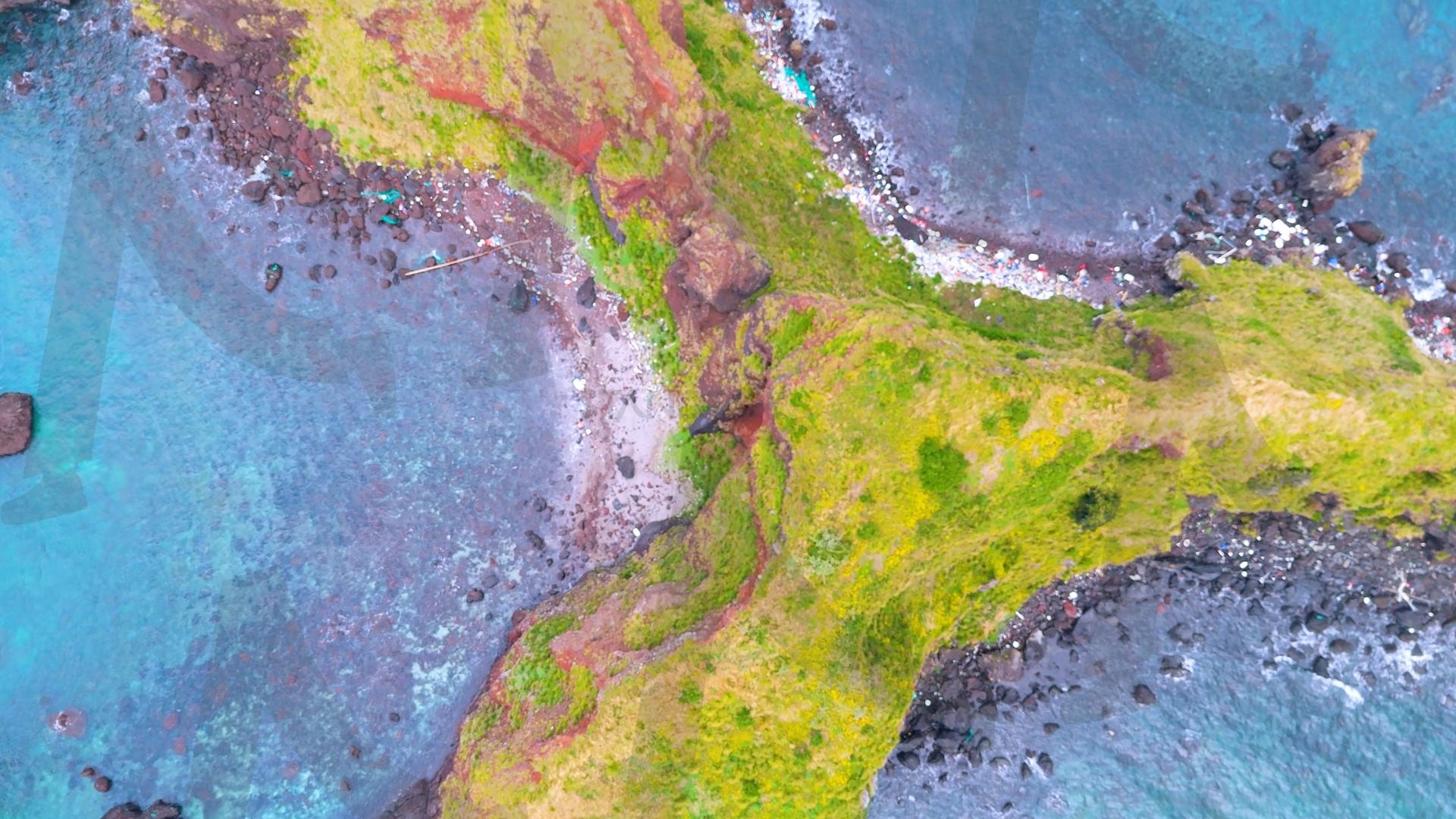 제주도와 차귀도 사이에 있는 와도의 아름다운 바다 풍경을 드론으로 촬영한 영상.겨울 오후 에메랄드빛으로 초록색 힐링되는 잔잔한 파도가 보이는 대자연의 모습 | 제주도, 여행, 힐링, 감성, 차귀도, 풍경, 배경, 와도, 겨울 | 스탠바이 STANDBUY 디지털 콘텐츠