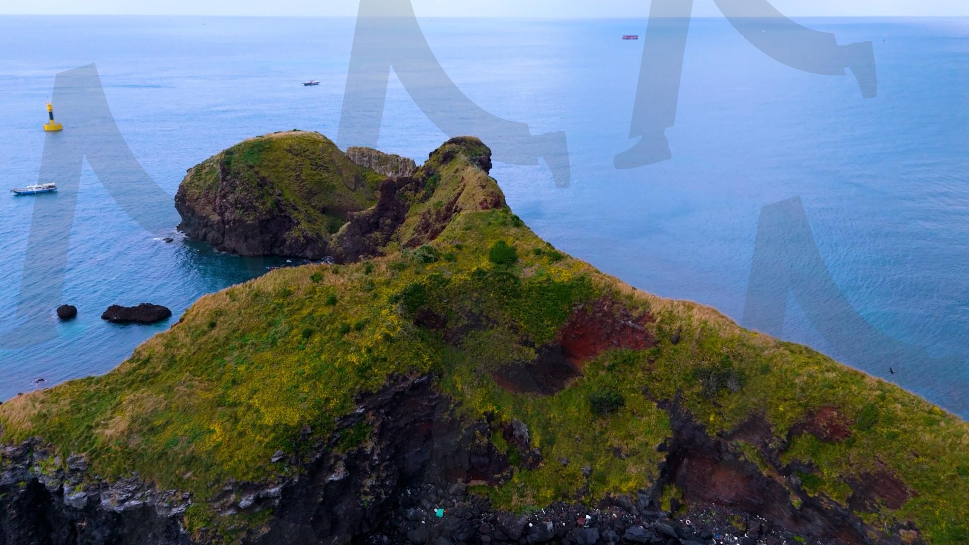 제주도와 차귀도 사이에 있는 와도의 아름다운 바다 풍경을 드론으로 촬영한 영상.겨울 오후 에메랄드빛으로 초록색 힐링되는 잔잔한 파도가 보이는 대자연의 모습 | 제주도, 여행, 힐링, 감성, 차귀도, 풍경, 배경, 와도, 겨울 | 스탠바이 STANDBUY 디지털 콘텐츠