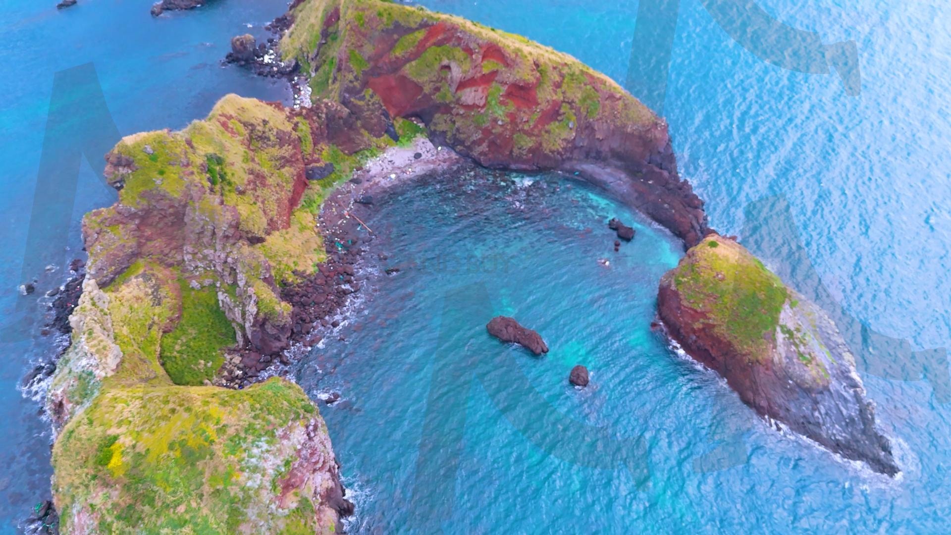 제주도와 차귀도 사이에 있는 와도의 아름다운 바다 풍경을 드론으로 촬영한 영상.겨울 오후 에메랄드빛으로 초록색 힐링되는 잔잔한 파도가 보이는 대자연의 모습 | 제주도, 여행, 힐링, 감성, 차귀도, 풍경, 배경, 와도, 겨울 | 스탠바이 STANDBUY 디지털 콘텐츠