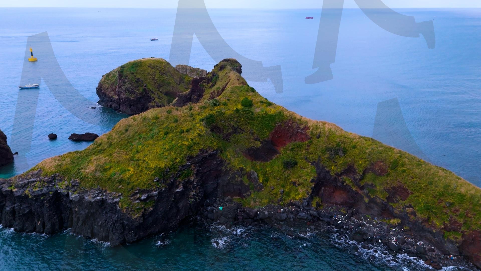 제주도와 차귀도 사이에 있는 와도의 아름다운 바다 풍경을 드론으로 촬영한 영상.겨울 오후 에메랄드빛으로 초록색 힐링되는 잔잔한 파도가 보이는 대자연의 모습 | 제주도, 여행, 힐링, 감성, 차귀도, 풍경, 배경, 와도, 겨울 | 스탠바이 STANDBUY 디지털 콘텐츠