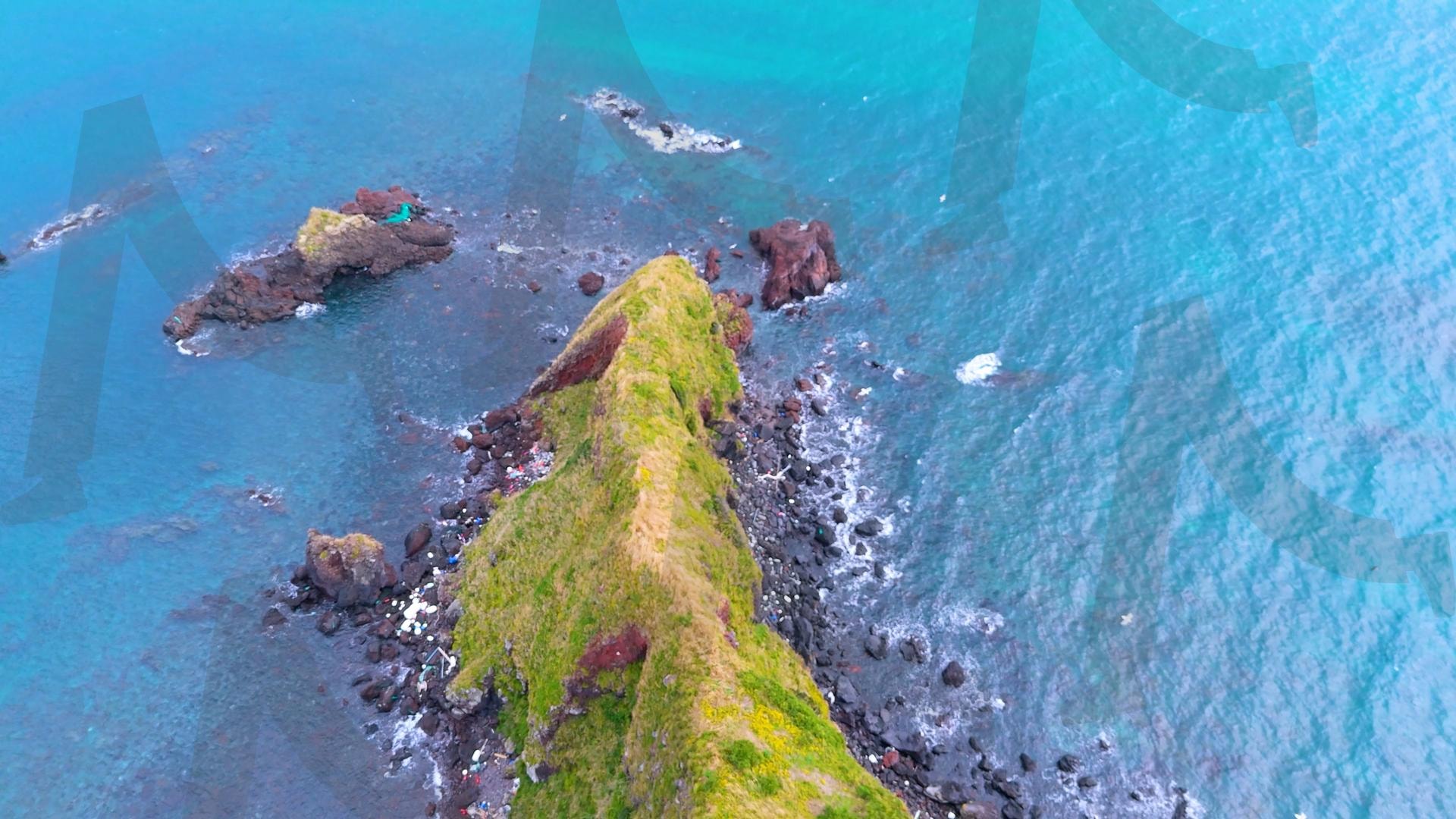 제주도와 차귀도 사이에 있는 와도의 아름다운 바다 풍경을 드론으로 촬영한 영상.겨울 오후 에메랄드빛으로 초록색 힐링되는 잔잔한 파도가 보이는 대자연의 모습 | 제주도, 여행, 힐링, 감성, 차귀도, 풍경, 배경, 와도, 겨울 | 스탠바이 STANDBUY 디지털 콘텐츠