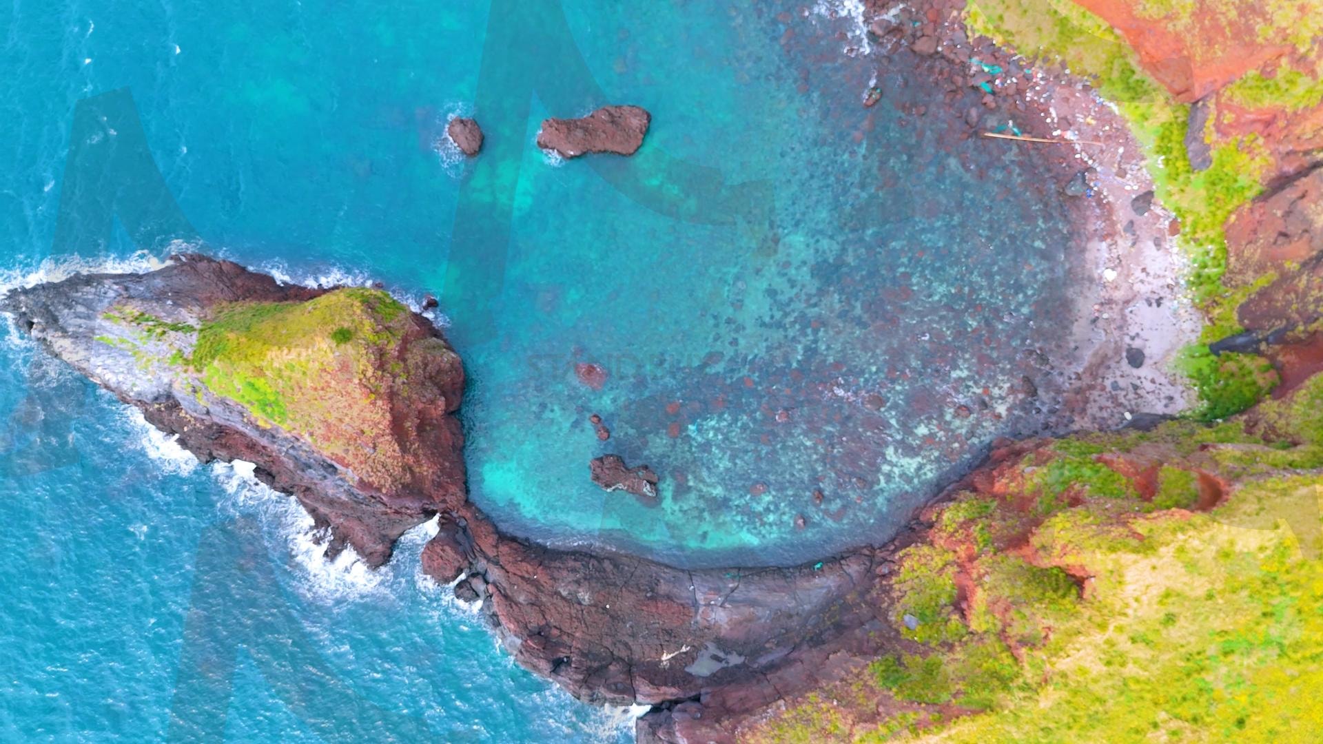제주도와 차귀도 사이에 있는 와도의 아름다운 바다 풍경을 드론으로 촬영한 영상.겨울 오후 에메랄드빛으로 초록색 힐링되는 잔잔한 파도가 보이는 대자연의 모습 | 제주도, 여행, 힐링, 감성, 차귀도, 풍경, 배경, 와도, 겨울 | 스탠바이 STANDBUY 디지털 콘텐츠