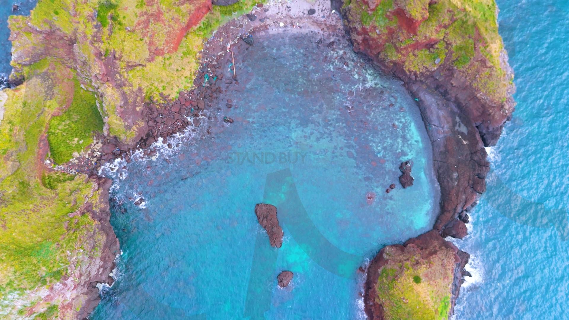 제주도와 차귀도 사이에 있는 와도의 아름다운 바다 풍경을 드론으로 촬영한 영상.겨울 오후 에메랄드빛으로 초록색 힐링되는 잔잔한 파도가 보이는 대자연의 모습 | 제주도, 여행, 힐링, 감성, 차귀도, 풍경, 배경, 와도, 겨울 | 스탠바이 STANDBUY 디지털 콘텐츠