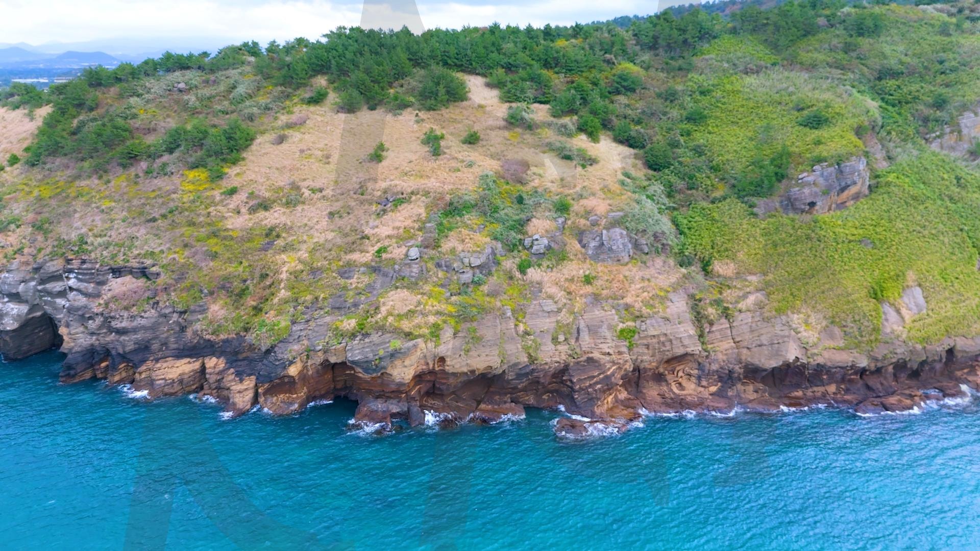 제주도와 차귀도 사이에 있는 와도의 아름다운 바다 풍경을 드론으로 촬영한 영상.겨울 오후 에메랄드빛으로 초록색 힐링되는 잔잔한 파도가 보이는 대자연의 모습 | 제주도, 여행, 힐링, 감성, 차귀도, 풍경, 배경, 와도, 겨울 | 스탠바이 STANDBUY 디지털 콘텐츠