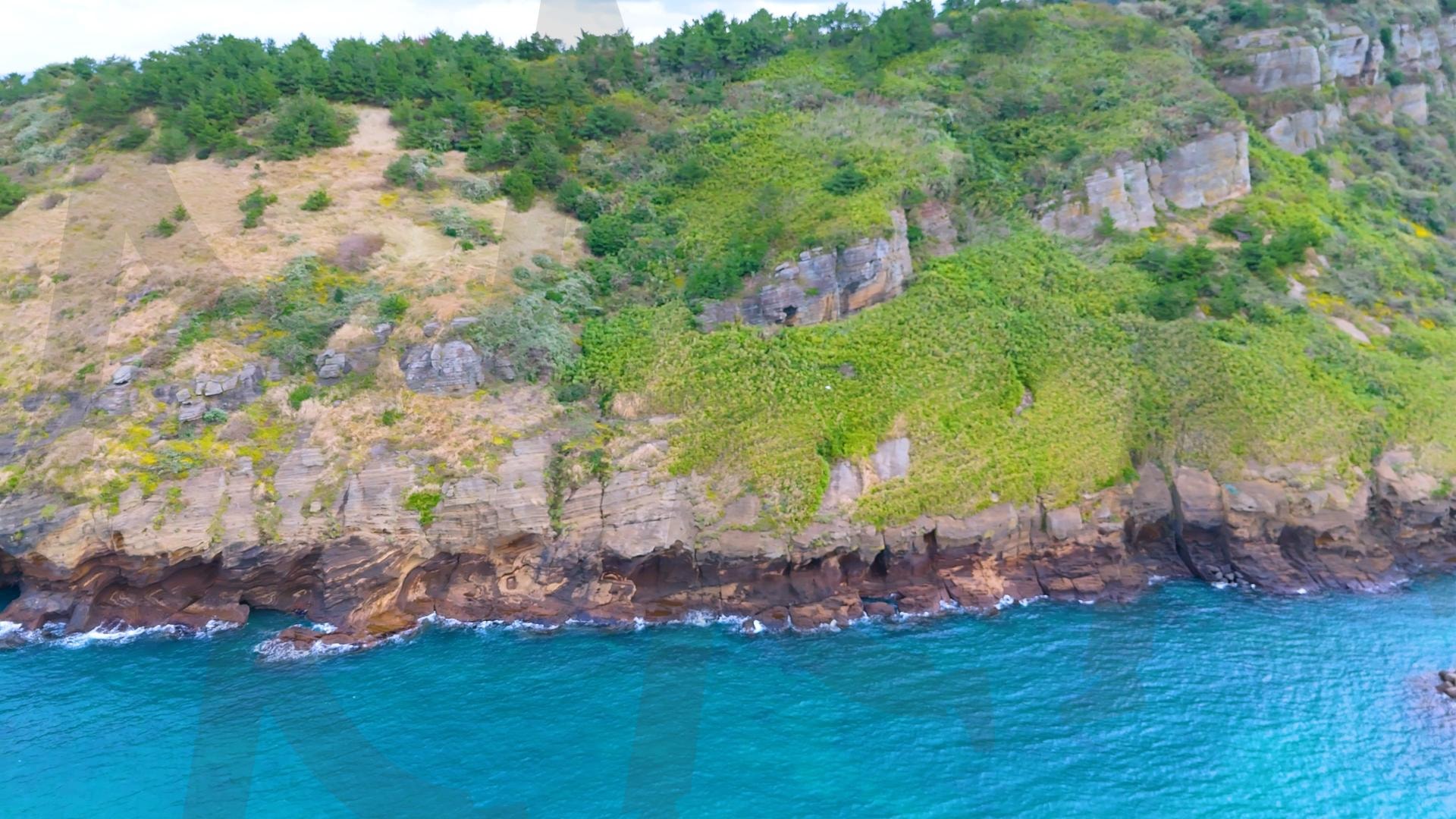 제주도와 차귀도 사이에 있는 와도의 아름다운 바다 풍경을 드론으로 촬영한 영상.겨울 오후 에메랄드빛으로 초록색 힐링되는 잔잔한 파도가 보이는 대자연의 모습 | 제주도, 여행, 힐링, 감성, 차귀도, 풍경, 배경, 와도, 겨울 | 스탠바이 STANDBUY 디지털 콘텐츠
