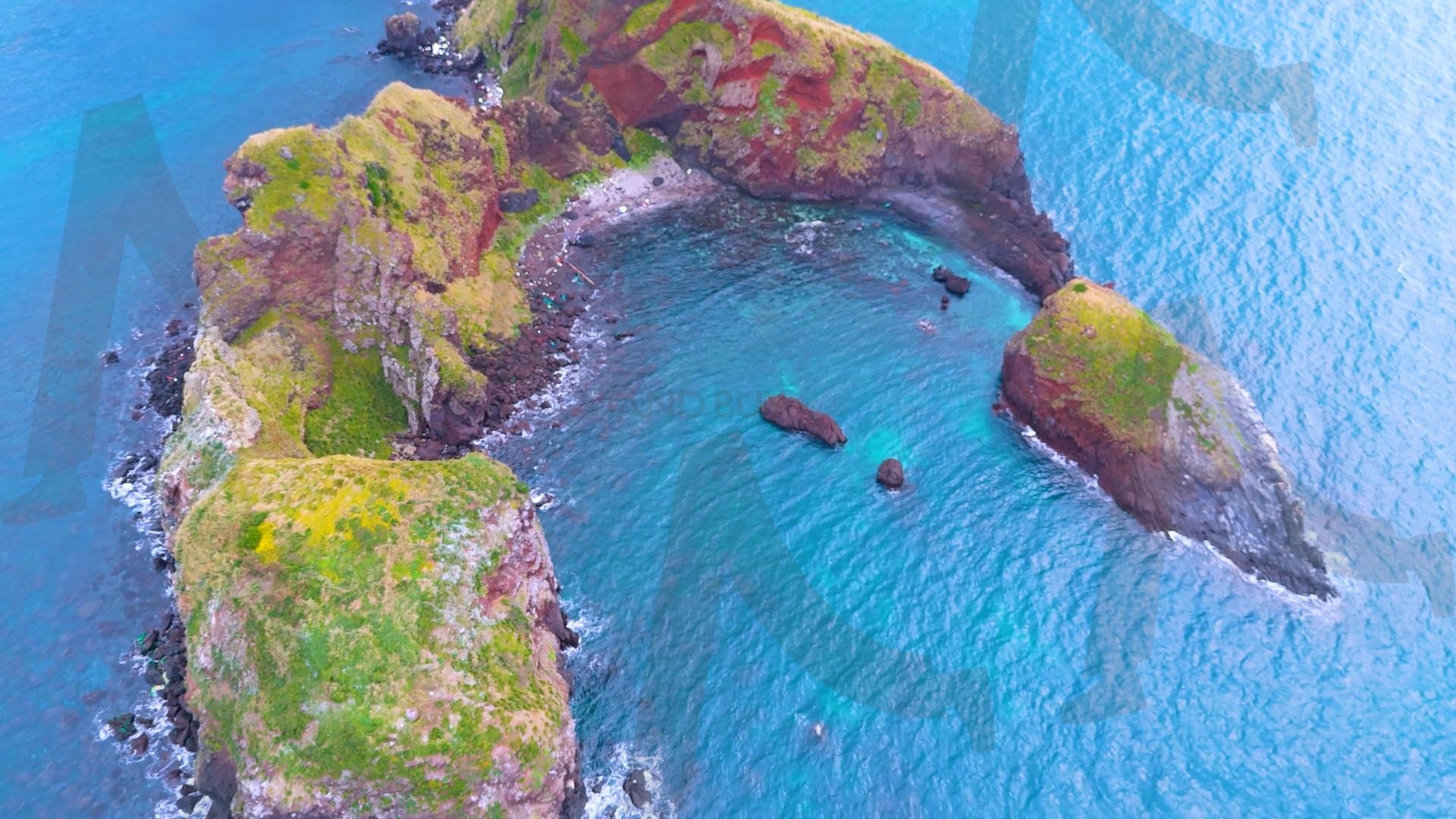 제주도와 차귀도 사이에 있는 와도의 아름다운 바다 풍경을 드론으로 촬영한 영상.겨울 오후 에메랄드빛으로 초록색 힐링되는 잔잔한 파도가 보이는 대자연의 모습 | 제주도, 여행, 힐링, 감성, 차귀도, 풍경, 배경, 와도, 겨울 | 스탠바이 STANDBUY 디지털 콘텐츠