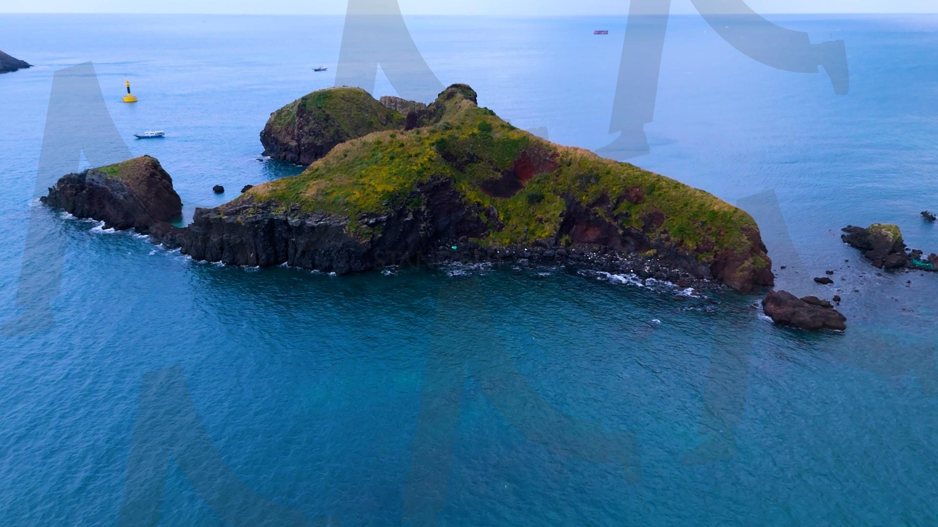 제주도와 차귀도 사이에 있는 와도의 아름다운 바다 풍경을 드론으로 촬영한 영상.겨울 오후 에메랄드빛으로 초록색 힐링되는 잔잔한 파도가 보이는 대자연의 모습 | 제주도, 여행, 힐링, 감성, 차귀도, 풍경, 배경, 와도, 겨울 | 스탠바이 STANDBUY 디지털 콘텐츠