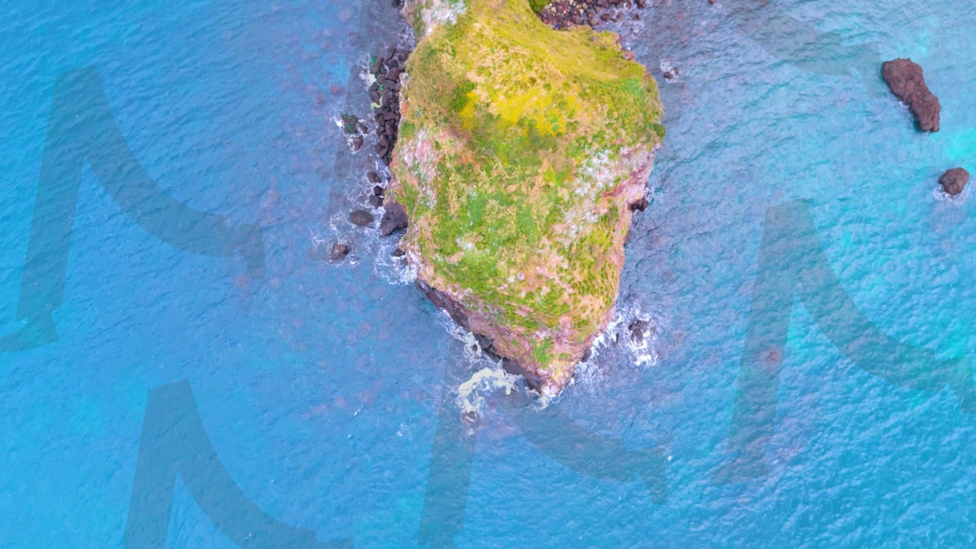 제주도와 차귀도 사이에 있는 와도의 아름다운 바다 풍경을 드론으로 촬영한 영상.겨울 오후 에메랄드빛으로 초록색 힐링되는 잔잔한 파도가 보이는 대자연의 모습 | 제주도, 여행, 힐링, 감성, 차귀도, 풍경, 배경, 와도, 겨울 | 스탠바이 STANDBUY 디지털 콘텐츠
