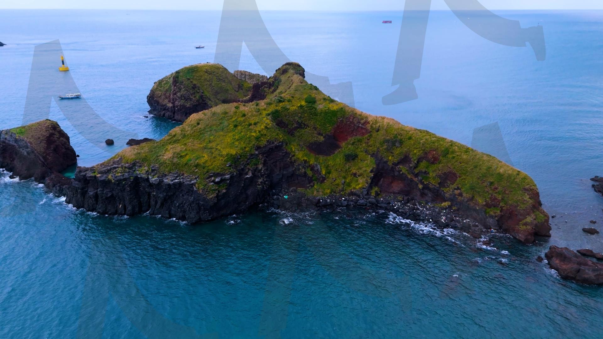 제주도와 차귀도 사이에 있는 와도의 아름다운 바다 풍경을 드론으로 촬영한 영상.겨울 오후 에메랄드빛으로 초록색 힐링되는 잔잔한 파도가 보이는 대자연의 모습 | 제주도, 여행, 힐링, 감성, 차귀도, 풍경, 배경, 와도, 겨울 | 스탠바이 STANDBUY 디지털 콘텐츠
