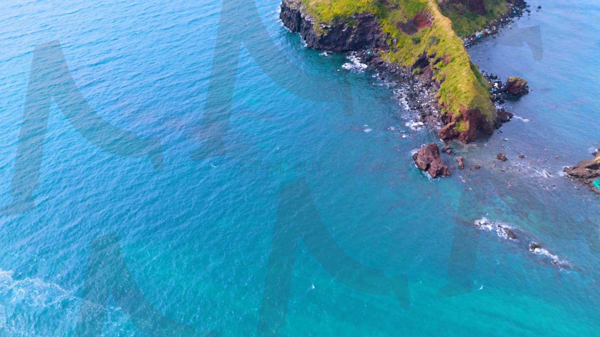 제주도와 차귀도 사이에 있는 와도의 아름다운 바다 풍경을 드론으로 촬영한 영상.겨울 오후 에메랄드빛으로 초록색 힐링되는 잔잔한 파도가 보이는 대자연의 모습 | 제주도, 여행, 힐링, 감성, 차귀도, 풍경, 배경, 와도, 겨울 | 스탠바이 STANDBUY 디지털 콘텐츠
