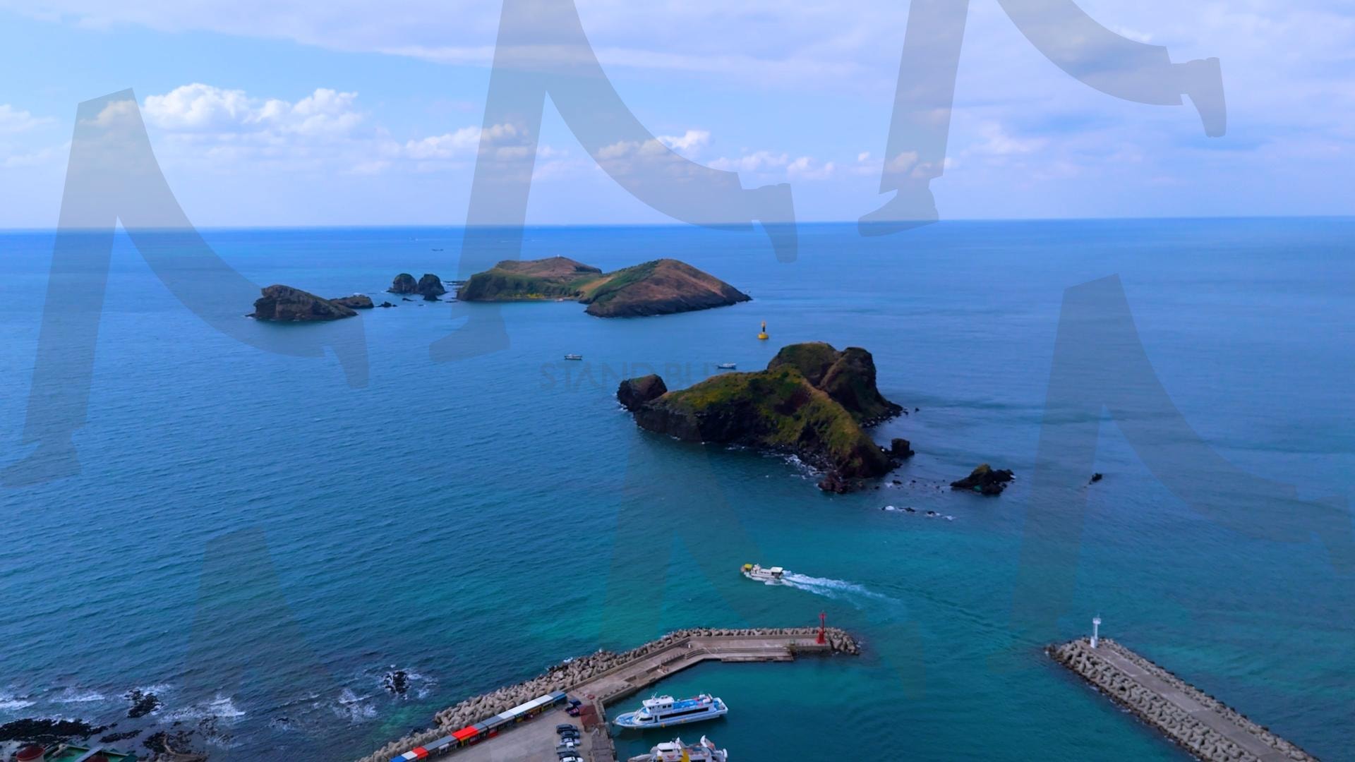 제주도와 차귀도 사이에 있는 와도의 아름다운 바다 풍경을 드론으로 촬영한 영상.겨울 오후 에메랄드빛으로 초록색 힐링되는 잔잔한 파도가 보이는 대자연의 모습 | 제주도, 여행, 힐링, 감성, 차귀도, 풍경, 배경, 와도, 겨울 | 스탠바이 STANDBUY 디지털 콘텐츠