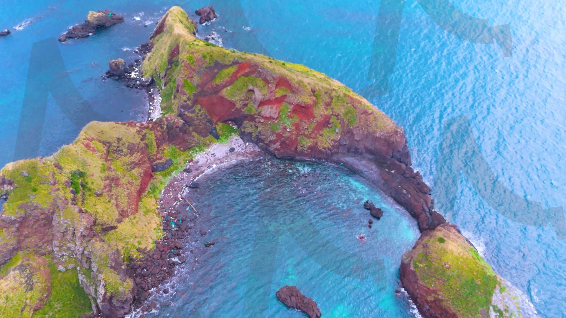 제주도와 차귀도 사이에 있는 와도의 아름다운 바다 풍경을 드론으로 촬영한 영상.겨울 오후 에메랄드빛으로 초록색 힐링되는 잔잔한 파도가 보이는 대자연의 모습 | 제주도, 여행, 힐링, 감성, 차귀도, 풍경, 배경, 와도, 겨울 | 스탠바이 STANDBUY 디지털 콘텐츠