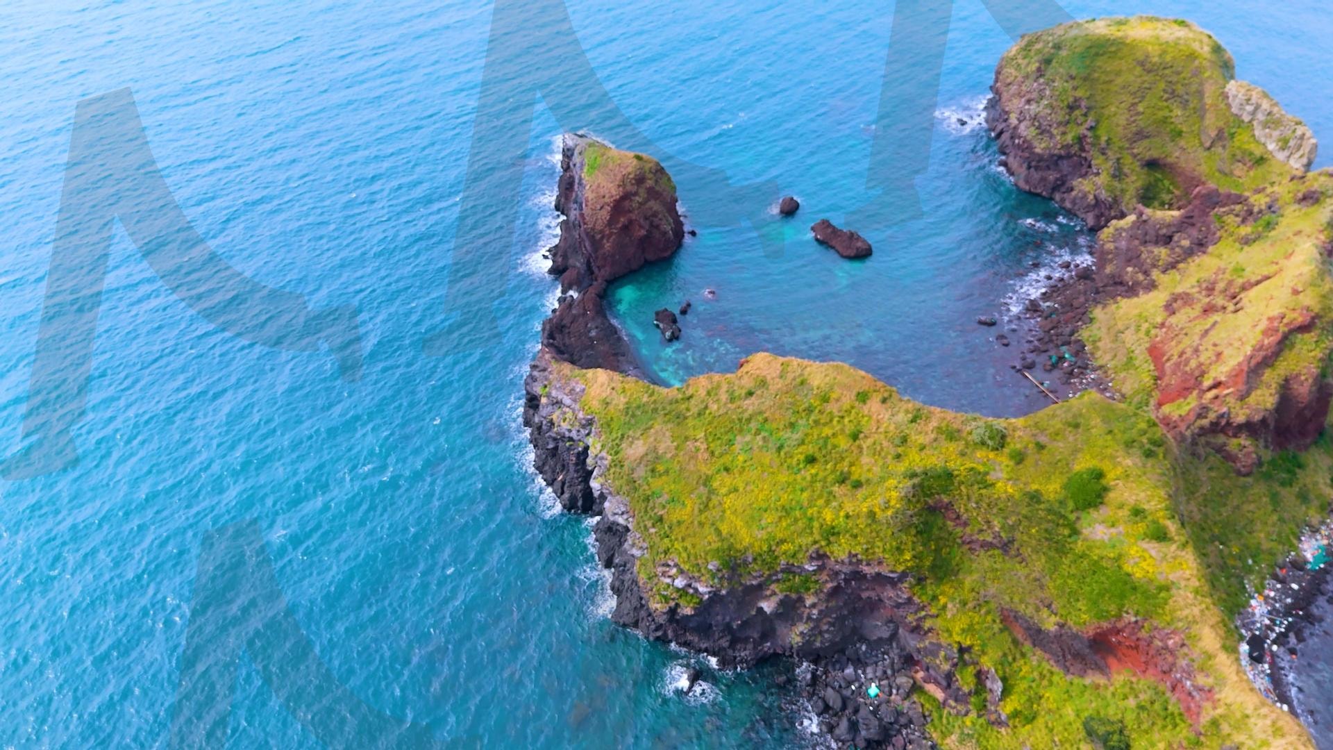 제주도와 차귀도 사이에 있는 와도의 아름다운 바다 풍경을 드론으로 촬영한 영상.겨울 오후 에메랄드빛으로 초록색 힐링되는 잔잔한 파도가 보이는 대자연의 모습 | 제주도, 여행, 힐링, 감성, 차귀도, 풍경, 배경, 와도, 겨울 | 스탠바이 STANDBUY 디지털 콘텐츠