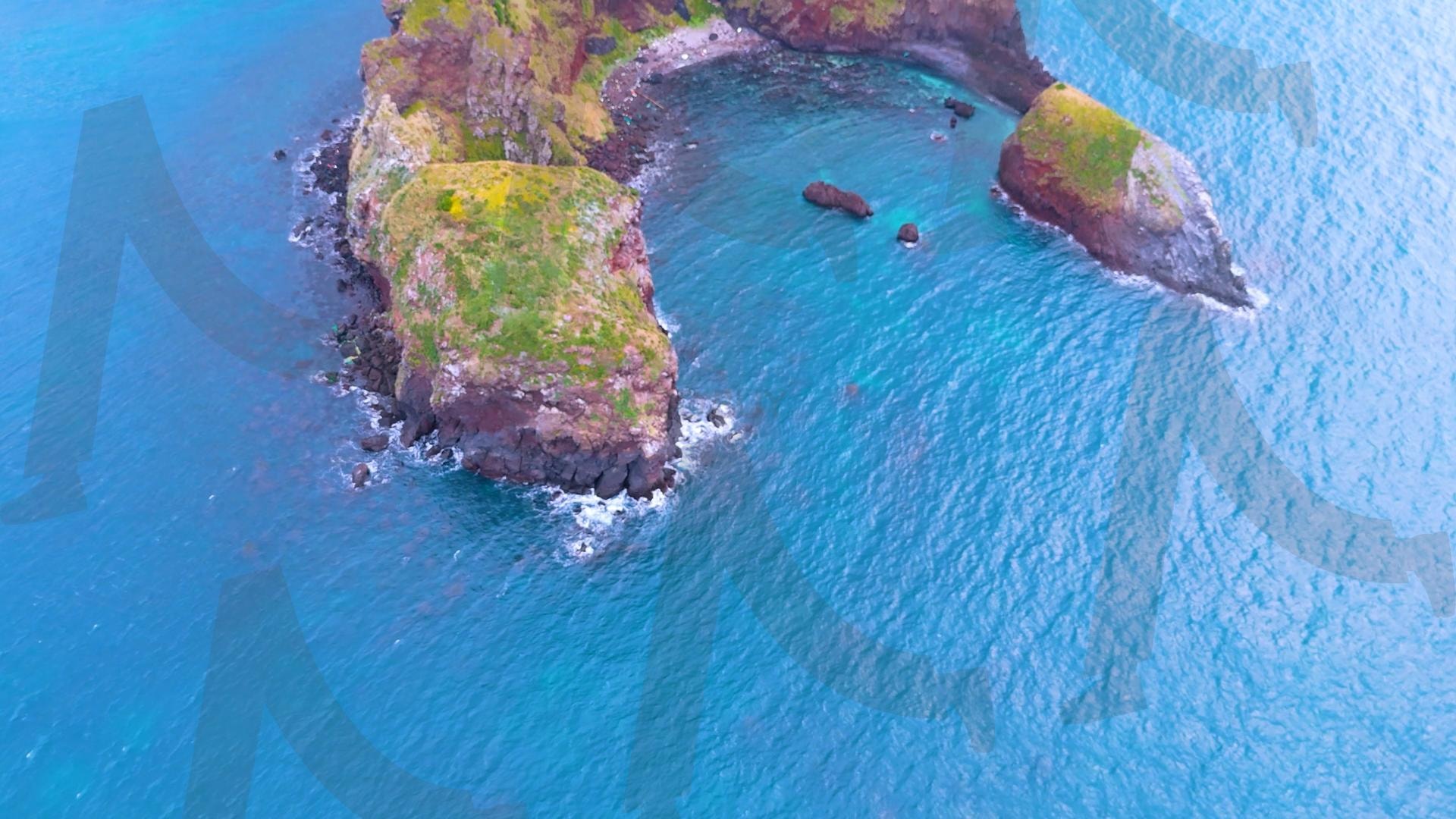 제주도와 차귀도 사이에 있는 와도의 아름다운 바다 풍경을 드론으로 촬영한 영상.겨울 오후 에메랄드빛으로 초록색 힐링되는 잔잔한 파도가 보이는 대자연의 모습 | 제주도, 여행, 힐링, 감성, 차귀도, 풍경, 배경, 와도, 겨울 | 스탠바이 STANDBUY 디지털 콘텐츠