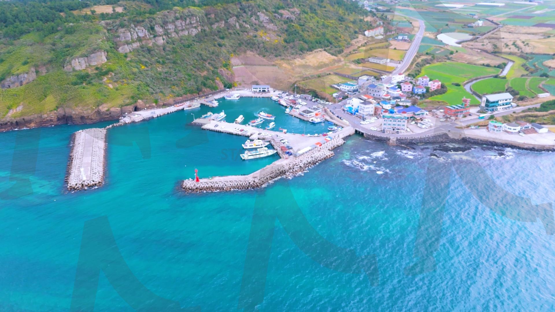 제주도와 차귀도 사이에 있는 와도의 아름다운 바다 풍경을 드론으로 촬영한 영상.겨울 오후 에메랄드빛으로 초록색 힐링되는 잔잔한 파도가 보이는 대자연의 모습 | 제주도, 여행, 힐링, 감성, 차귀도, 풍경, 배경, 와도, 겨울 | 스탠바이 STANDBUY 디지털 콘텐츠